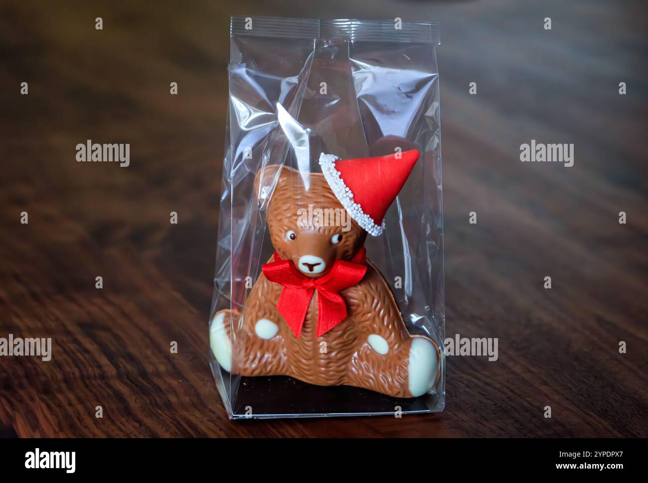 Ours en chocolat frais et gourmand portant un chapeau de Père Noël, une spécialité saisonnière, délicieuse friandise de Noël d'un chocolatier artisanal, Zurich, Suisse Banque D'Images