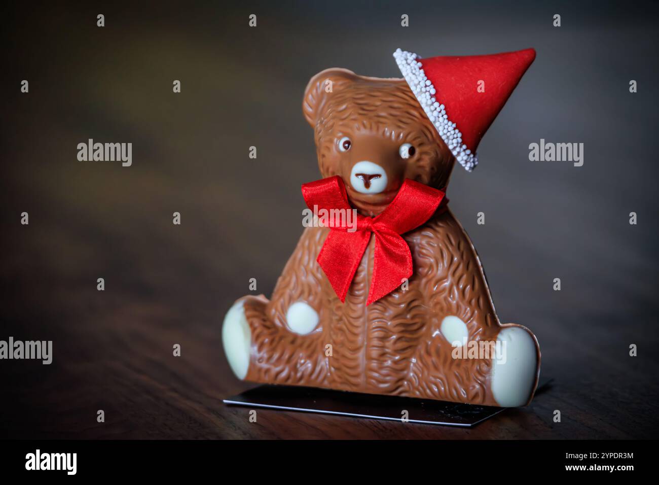Ours en chocolat frais et gourmand portant un chapeau de Père Noël, une spécialité saisonnière, délicieuse friandise de Noël d'un chocolatier artisanal, Zurich, Suisse Banque D'Images