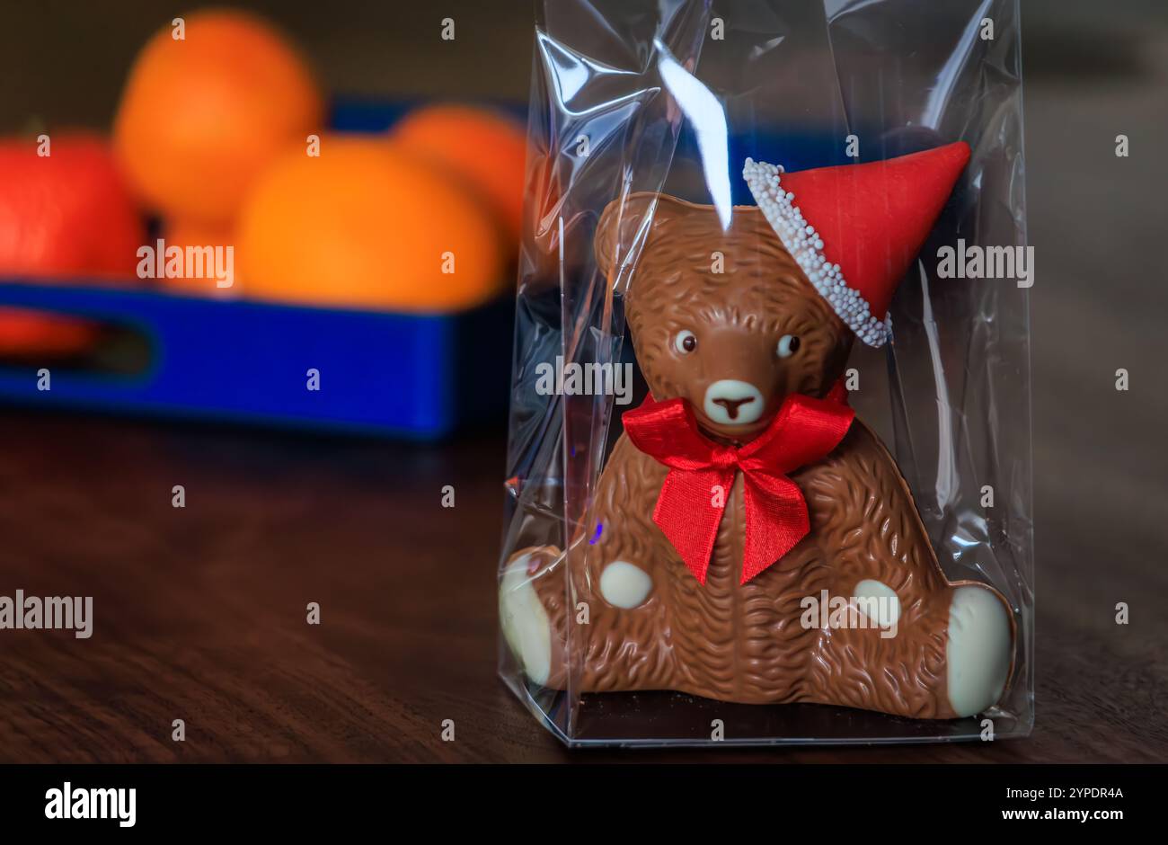 Ours en chocolat frais et gourmand portant un chapeau de Père Noël, une spécialité saisonnière, délicieuse friandise de Noël d'un chocolatier artisanal, Zurich, Suisse Banque D'Images