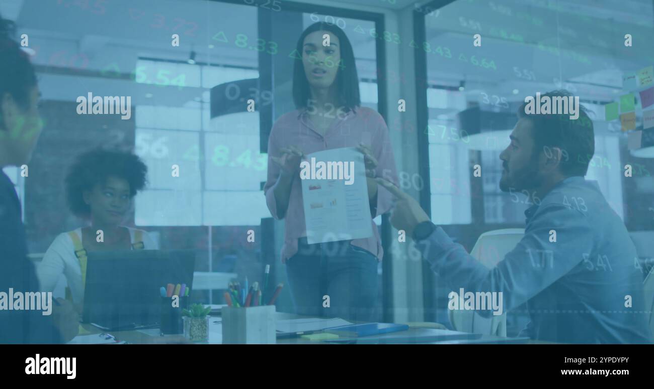 Image du traitement des données financières sur divers hommes d'affaires au bureau Banque D'Images