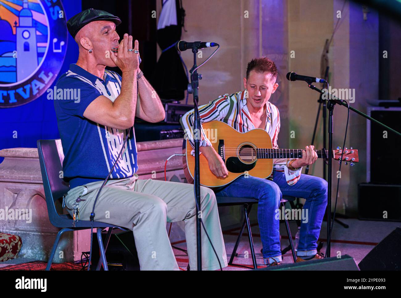 Les musiciens britanniques de blues Rollo Markee (harmonica) et Oliver Darling (guitare) se produisent au festival Upton-upon-Severn Blues en 2023, Angleterre, Royaume-Uni Banque D'Images