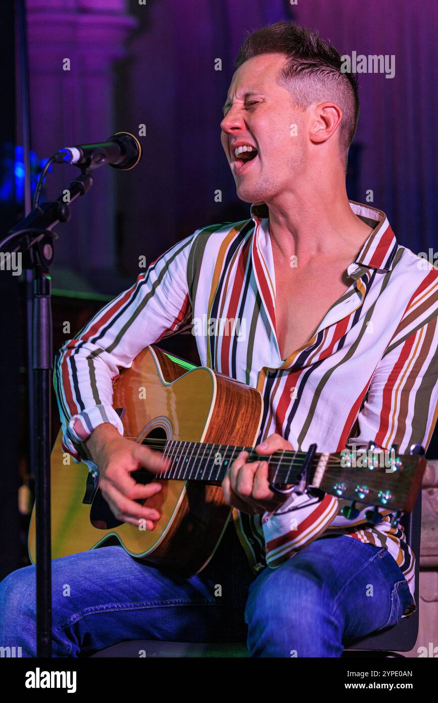 Le guitariste britannique Oliver Darling se produit au festival Upton-upon-Severn Blues en 2023, Angleterre, Royaume-Uni Banque D'Images