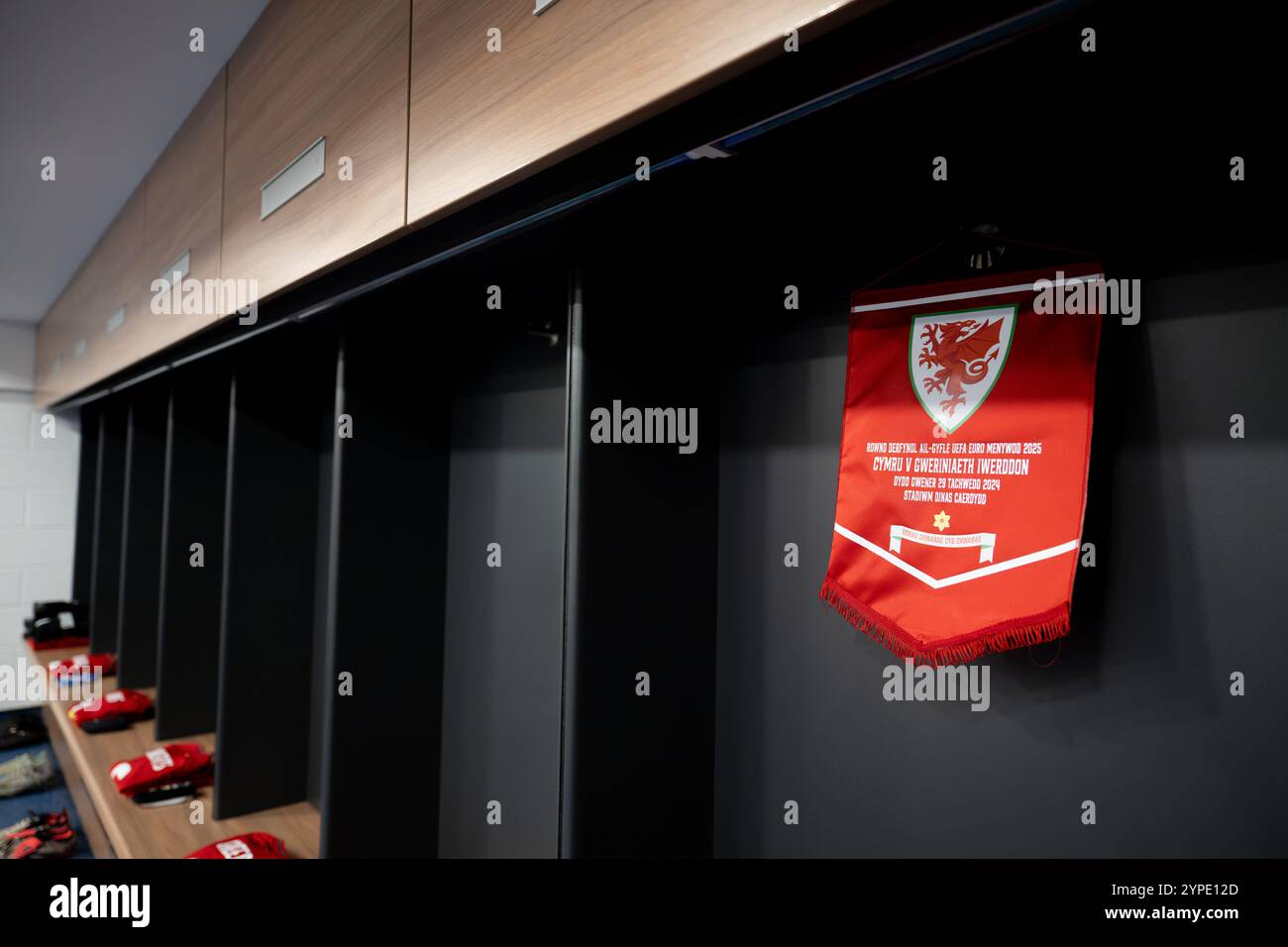CARDIFF, ROYAUME-UNI. 29 novembre 2024. Wales fanion lors du Championnat d'Europe féminin 2025 - WEQ Play-offs Round 2 match au Cardiff City Stadium à Cardiff le 29 novembre 2024. (Photo by Ashley Crowden/FAW) crédit : Football Association of Wales/Alamy Live News Banque D'Images