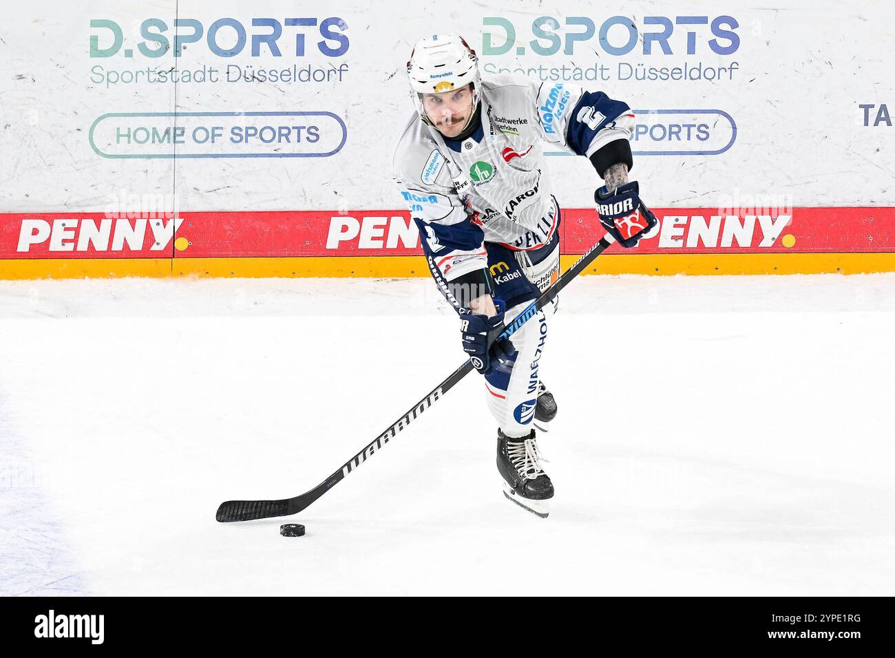 Eishockey DEL - 24/25 - 21. Spieltag : Düsseldorfer EG vs Iserlohn Roosters am 29.10.2024 im PSD Bank Dome in Düsseldorf Iserlohns Zach Osburn (Nr.2) Foto : osnapix Banque D'Images