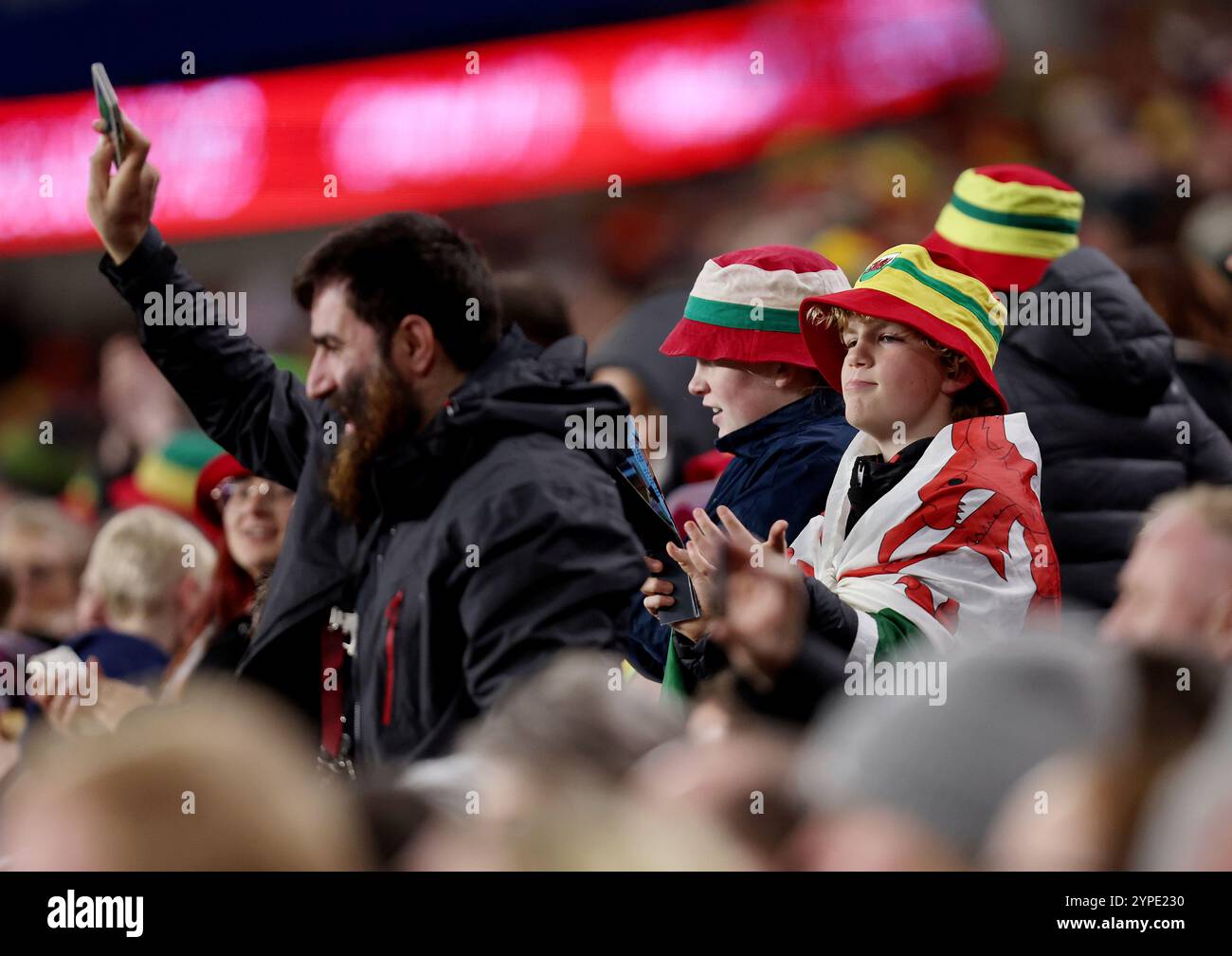 CARDIFF, ROYAUME-UNI. 29 novembre 2024. Les fans du pays de Galles réagissent lors du Championnat d'Europe féminin 2025 - WEQ Play-offs Round 2 entre le pays de Galles et l'Irlande au Cardiff City Stadium à Cardiff le 29 novembre 2024. (Photo by John Smith/FAW) crédit : Football Association of Wales/Alamy Live News Banque D'Images