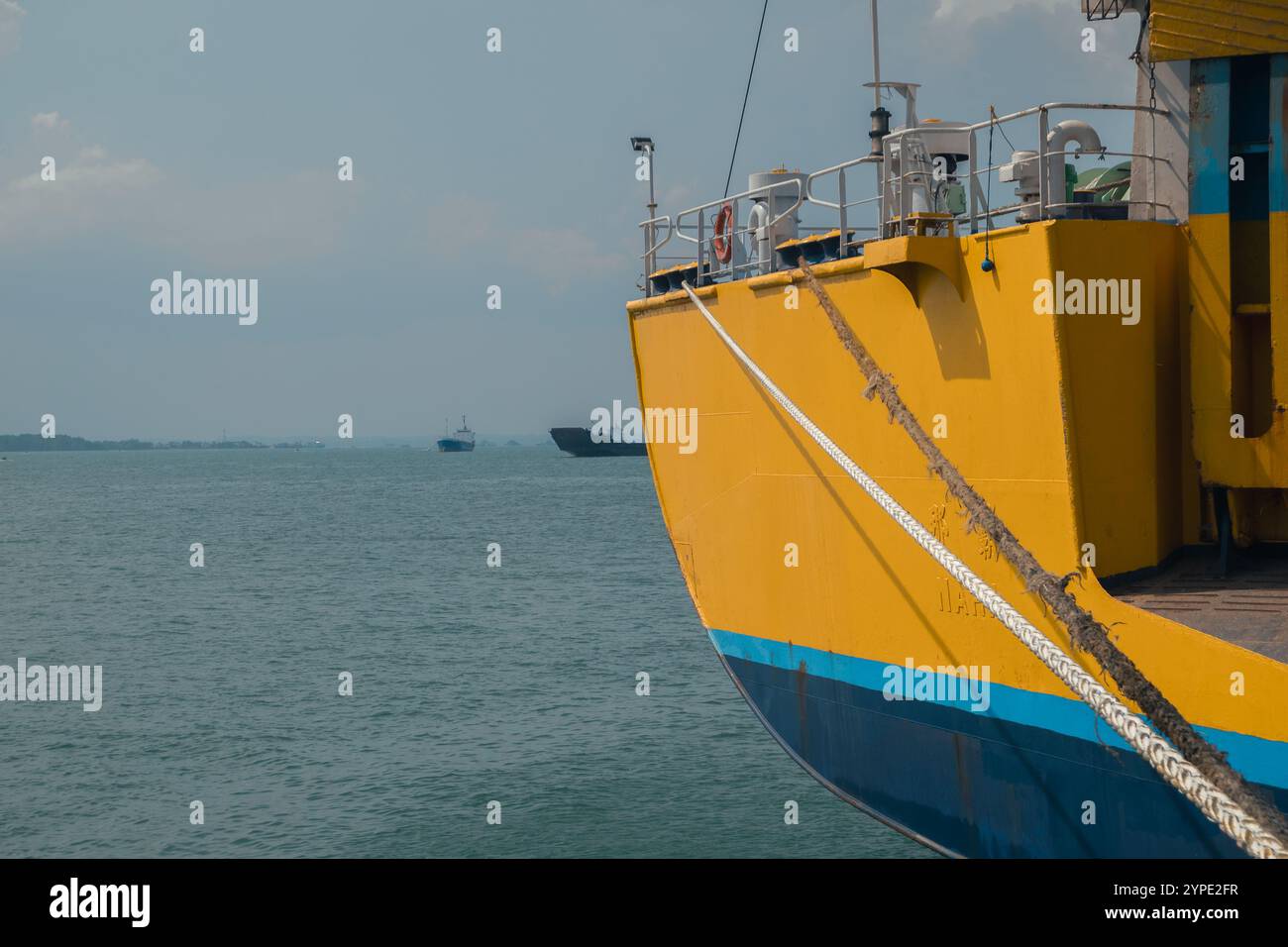 Les cordes à voile du navire sont soigneusement placées dans la zone de maintenance des cordes Banque D'Images