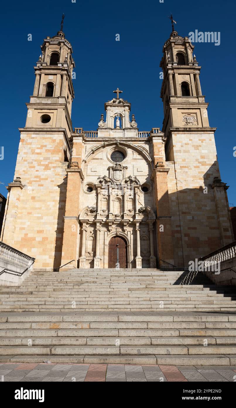 Iglesia de San Juan y San Pedro de Renueva León construida por J.C. Torbado el s. XX incluyendo fragmentos barrocos del monasterio de Eslonza. Banque D'Images