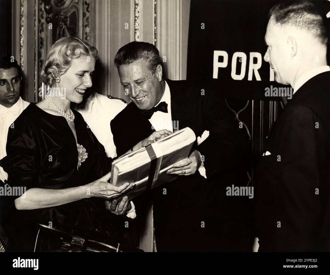 1953 , 20 mai , Gênes , ITALIE : écrivaine américaine , politicienne conservatrice et ambassadrice des Etats-Unis en Italie CLARE BOOTHE LUCE ( 1903 - 1987 ), de 1953 à 1956 . Sur cette photo avec le maire de la ville de Gênes VITTORIO PERTUSO ( 1904 - 1994 ) à la fête du Propeller Club . Ses écrits s'étendent du théâtre et des scénarios d'écran à la fiction , au journalisme et au reportage de guerre . Elle était mariée à Henry Luce , éditeur de Time, Life, Fortune, and Sports Illustrated . Photo de Leoni & Servetto , Genova .- BOOTHE-LUCE - CLARA - POLITICA - POLITICO - POLITIQUE - POLITICA - POLITICO - POLITICIEN - Banque D'Images
