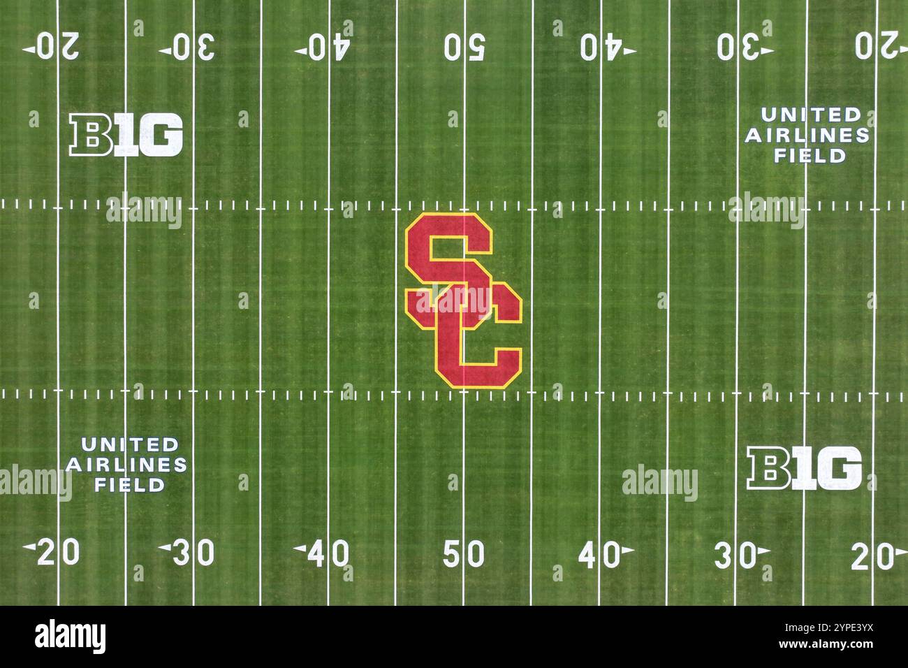 Une vue aérienne générale du terrain de football avec les logos Southern California Trojans SC et Big Ten Conference sur le terrain de football au Los Angeles Memorial Coliseum, vendredi 29 novembre 2024, à Los Angeles. Crédit : Kirby Lee/Alamy Live News Banque D'Images