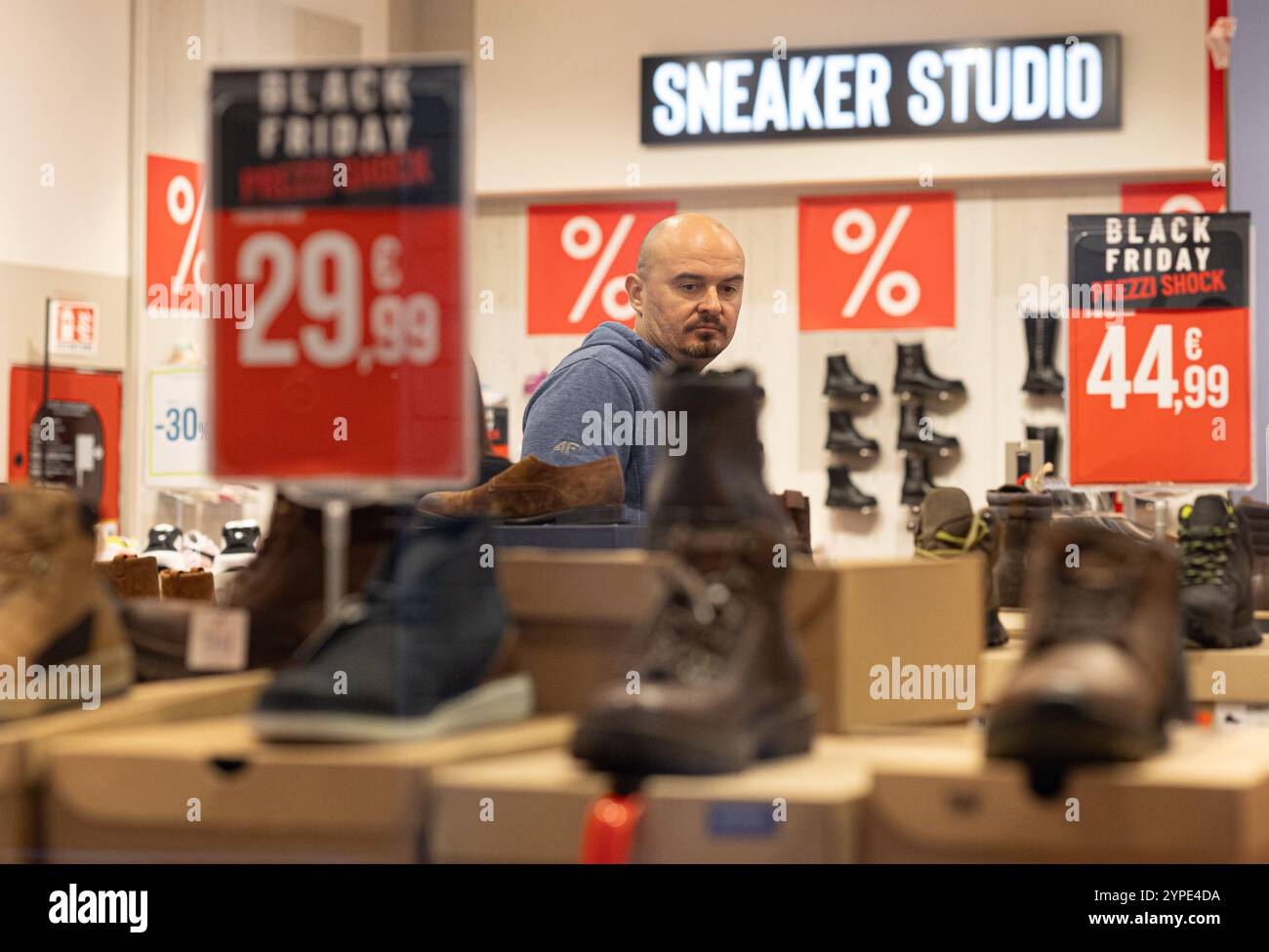 Rome, Italie. 29 novembre 2024. Un homme magasine lors de l'événement de vente du Black Friday à Rome, Italie, le 29 novembre 2024. Crédit : Li Jing/Xinhua/Alamy Live News Banque D'Images