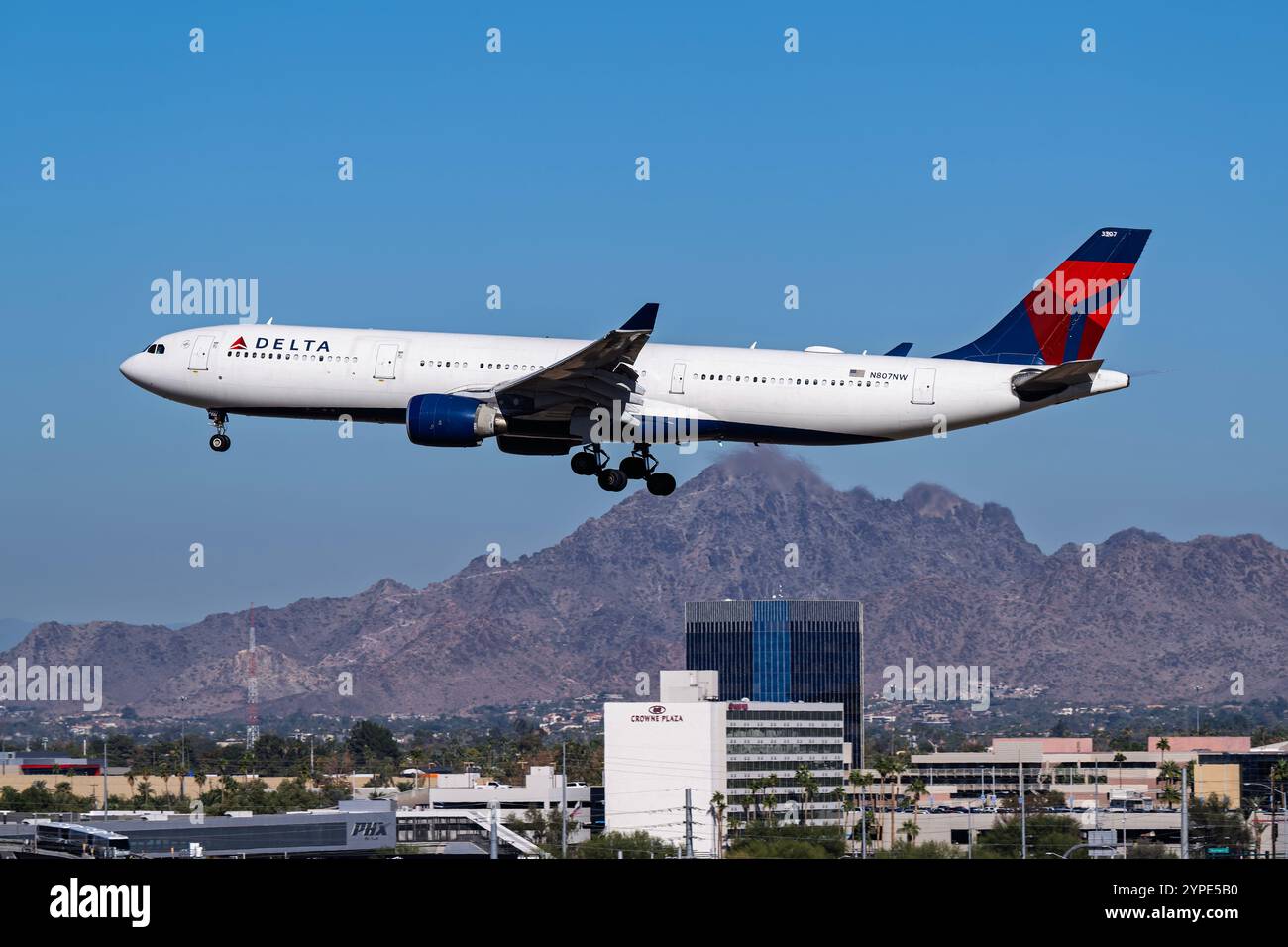 Aéroport international de Sky Harbor 11-28-2024 Phoenix, AZ États-Unis Delta Airlines Airbus A330-300 N807NW jour de Thanksgiving arrivée à Sky Harbor Intl. Airp Banque D'Images Aéroport international de Sky Harbor 11-28-2024 Phoenix, AZ États-Unis Delta Airlines Airbus A330-300 N807NW jour de Thanksgiving arrivée à Sky Harbor Intl. Airp Banque D'Images