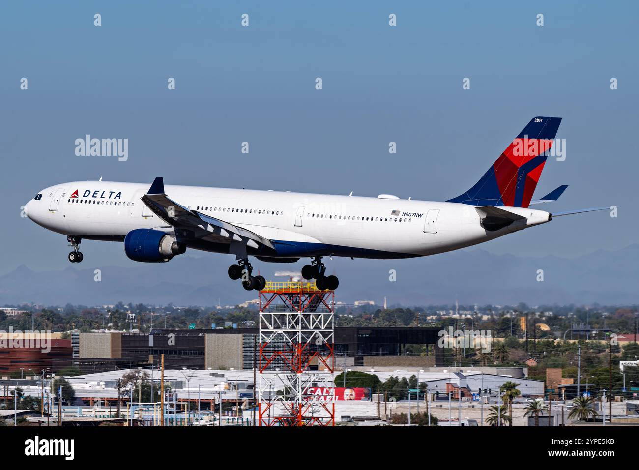 Aéroport international de Sky Harbor 11-28-2024 Phoenix, AZ États-Unis Delta Airlines Airbus A330-300 N807NW jour de Thanksgiving arrivée à Sky Harbor Intl. Airp Banque D'Images Aéroport international de Sky Harbor 11-28-2024 Phoenix, AZ États-Unis Delta Airlines Airbus A330-300 N807NW jour de Thanksgiving arrivée à Sky Harbor Intl. Airp Banque D'Images