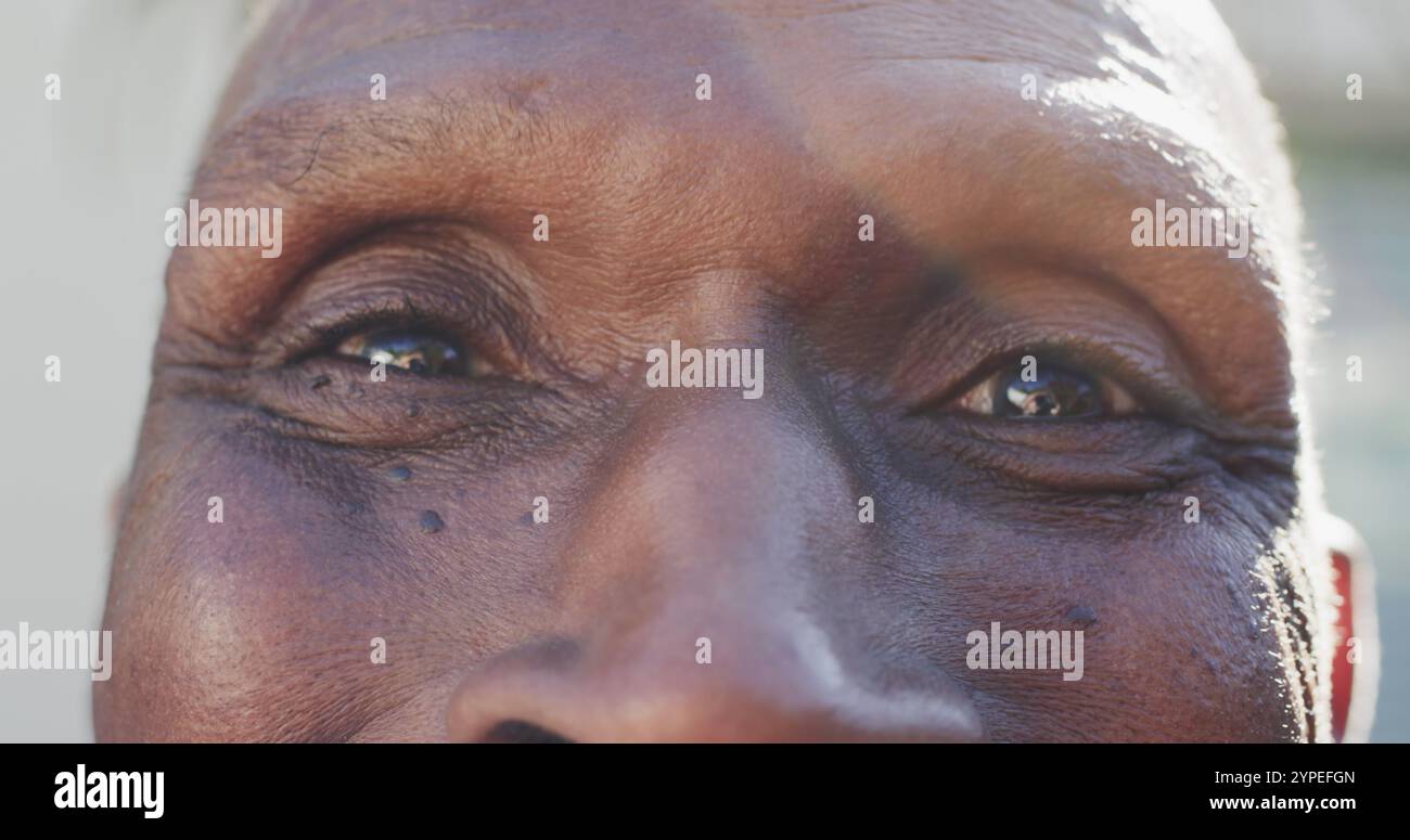 Portrait de gros plan des yeux de l'homme afro-américain senior heureux inaltéré, au ralenti Banque D'Images