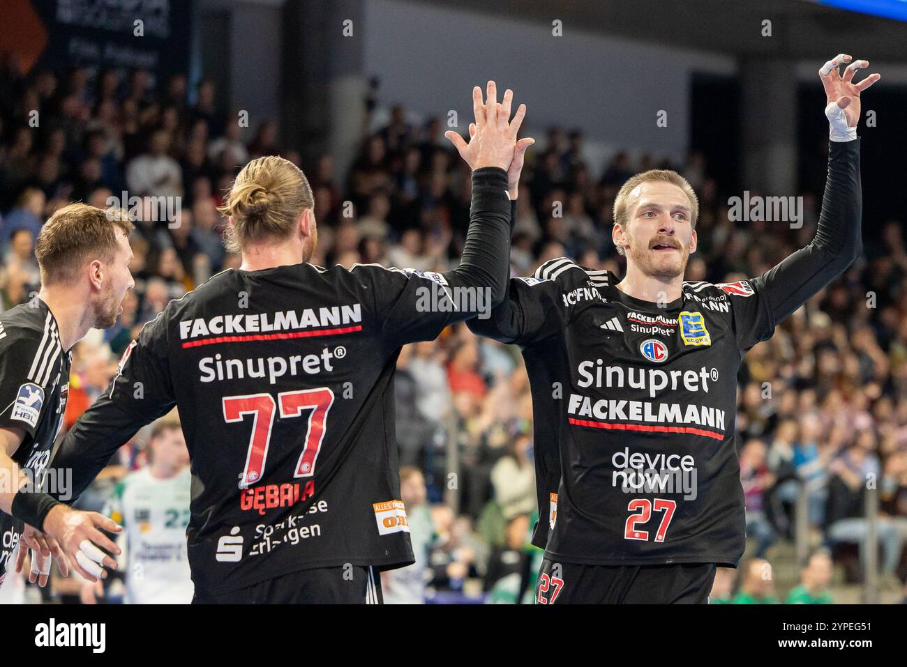 Antonio Metzner (HC Erlangen, #27) klatscht mit Maciej Gebala (HC Erlangen, #77) ab HC Erlangen v. FRISCH AUF Goeppingen, Handball, 1. Handball Bundesliga, saison 2024/2025, 12. Spieltag, 29.11.2024 Foto : Eibner/Ardan Fuessmann Banque D'Images