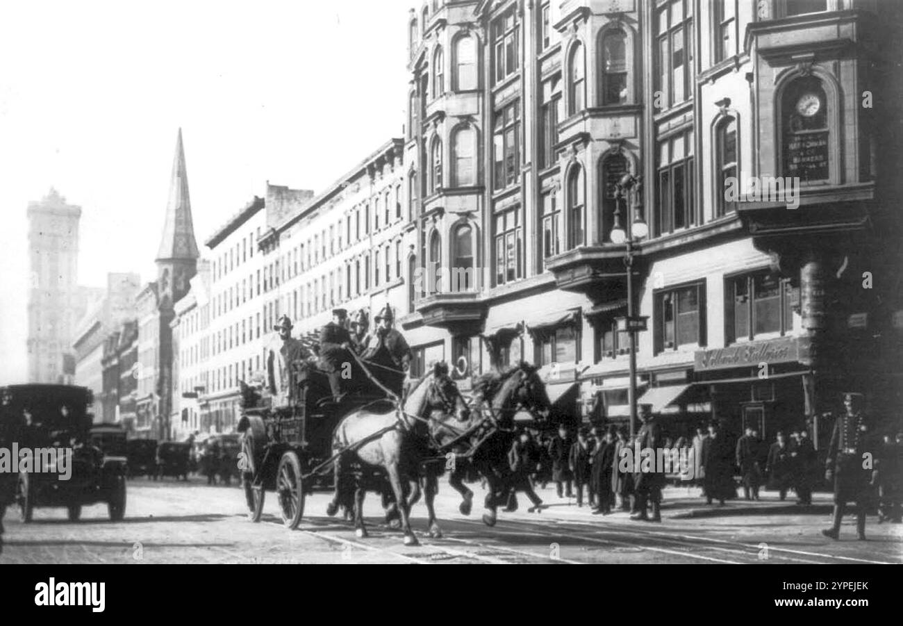 Une machine de pompiers tirée par des chevaux sur le chemin de l'incendie de l'usine Triangle Shirtwaist le 25 mars 1911. L'incendie de l'usine Triangle Shirtwaist a été l'un des pires accidents industriels de l'histoire des États-Unis. Un incendie s'est déclaré au 10ème étage de l'immeuble Asch. Les issues de secours étaient verrouillées, l'issue de secours était inadéquate et les échelles des pompiers n'étaient pas assez longues. 146 personnes ont été tuées, dont 62 ont sauté sur leur mort pour éviter les flammes. Banque D'Images