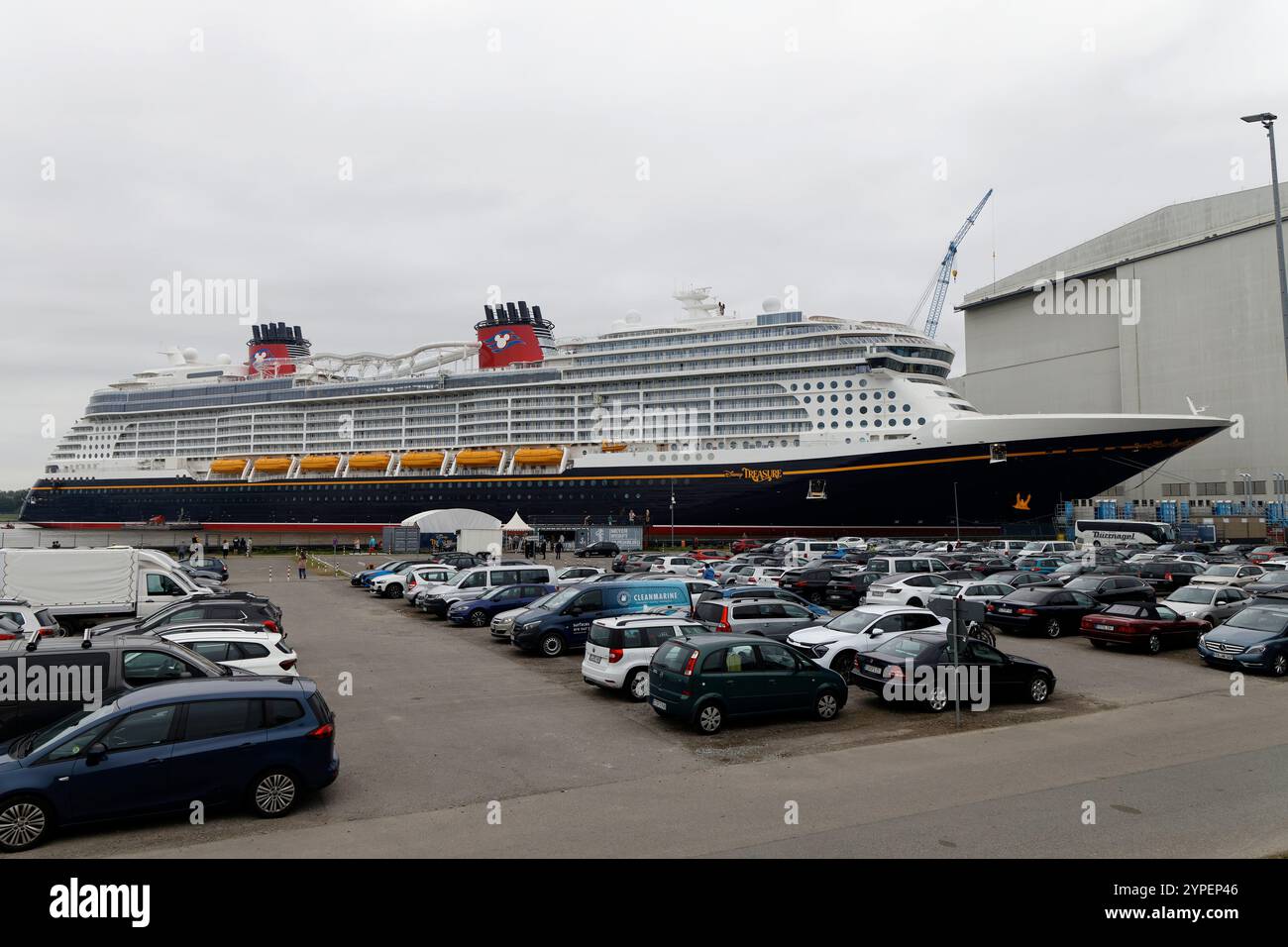 Le bateau de croisière Disney Treasure est amarré au chantier naval Meyer à Papenburg le 15 septembre 2024. Banque D'Images