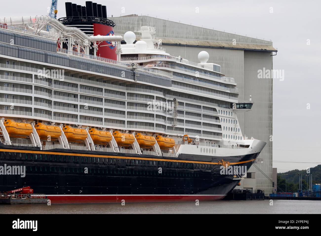 Le bateau de croisière Disney Treasure est amarré au chantier naval Meyer à Papenburg le 15 septembre 2024. Banque D'Images