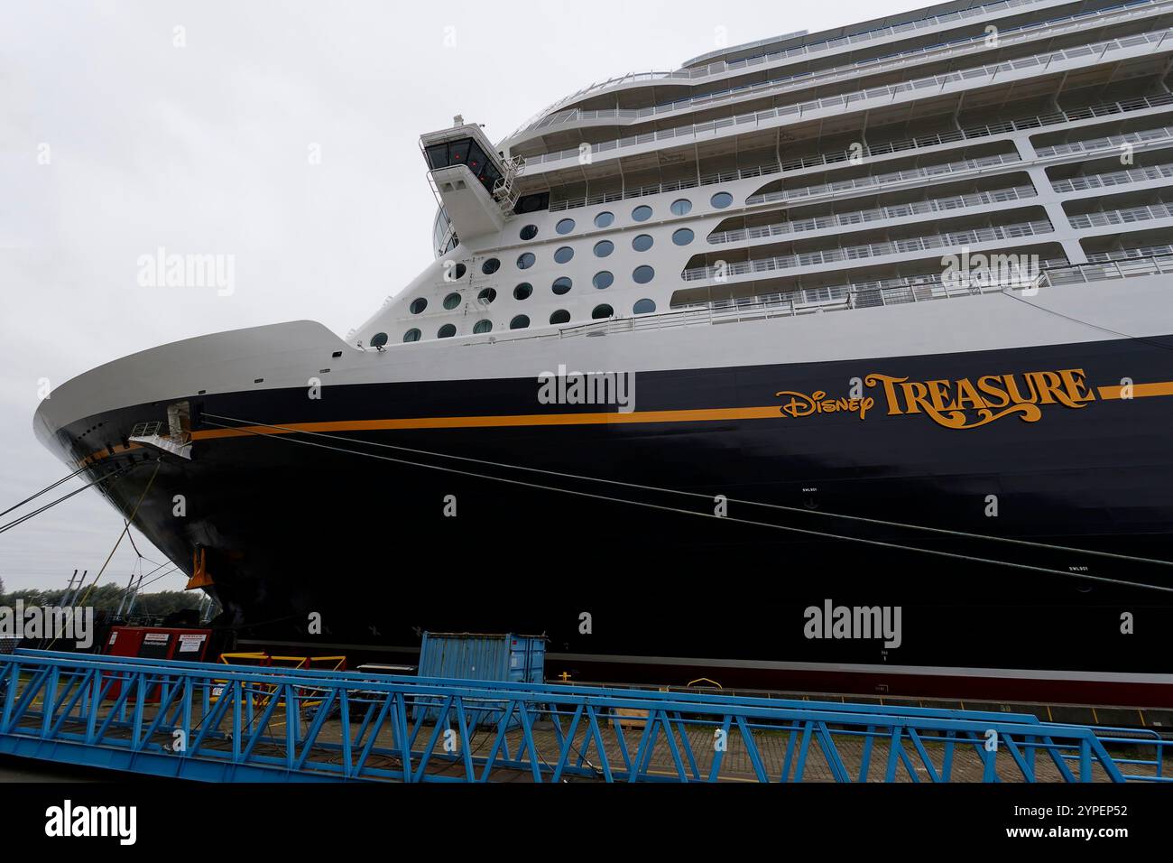 Le bateau de croisière Disney Treasure est amarré au chantier naval Meyer à Papenburg le 15 septembre 2024. Banque D'Images