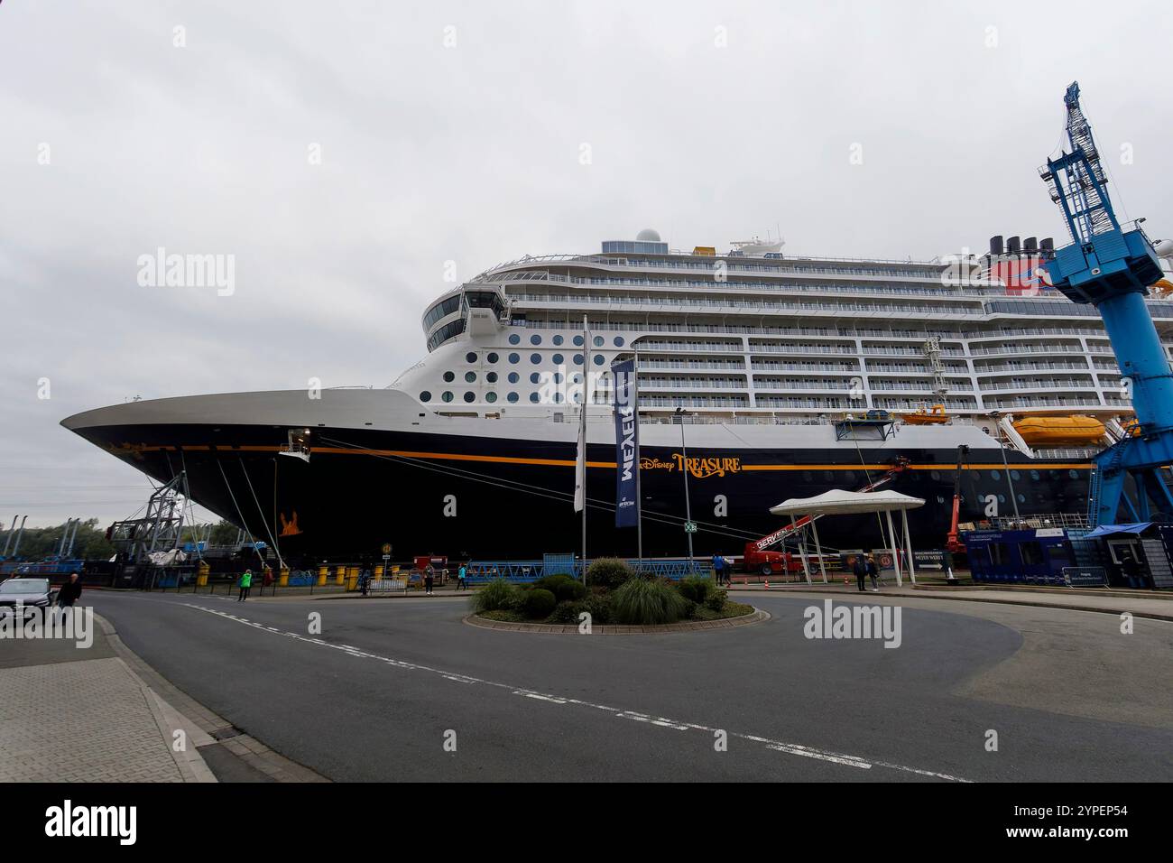 Le bateau de croisière Disney Treasure est amarré au chantier naval Meyer à Papenburg le 15 septembre 2024. Banque D'Images