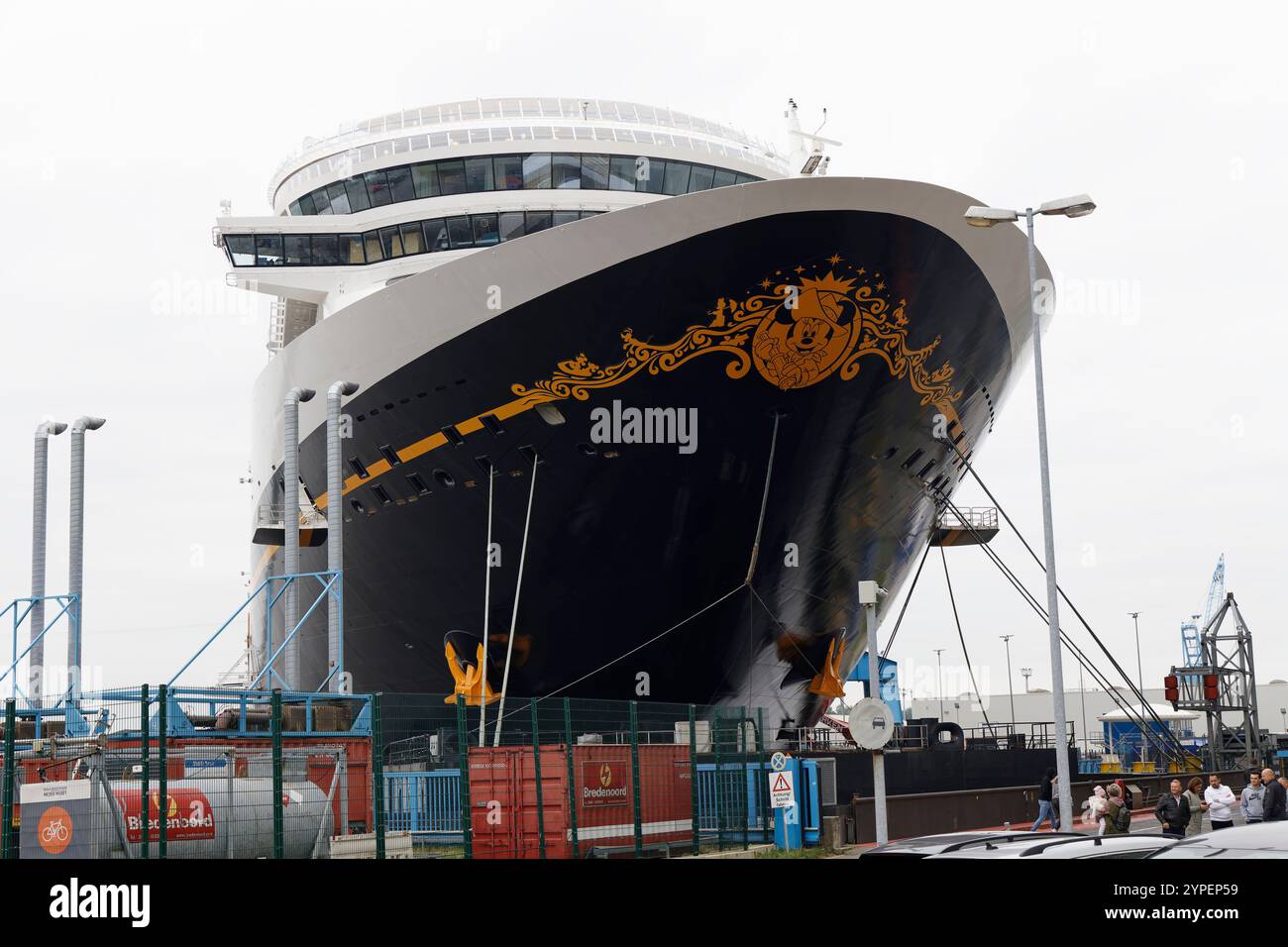 Le bateau de croisière Disney Treasure est amarré au chantier naval Meyer à Papenburg le 15 septembre 2024. Banque D'Images