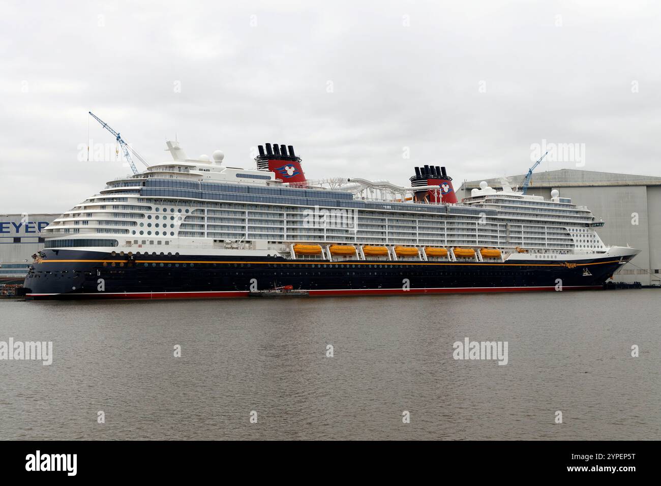 Le bateau de croisière Disney Treasure est amarré au chantier naval Meyer à Papenburg le 15 septembre 2024. Banque D'Images