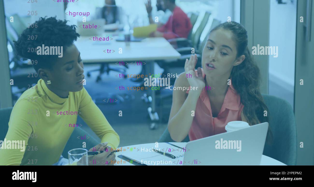 Discuter du projet au bureau, des femmes avec un ordinateur portable et du café, coder l'image Banque D'Images