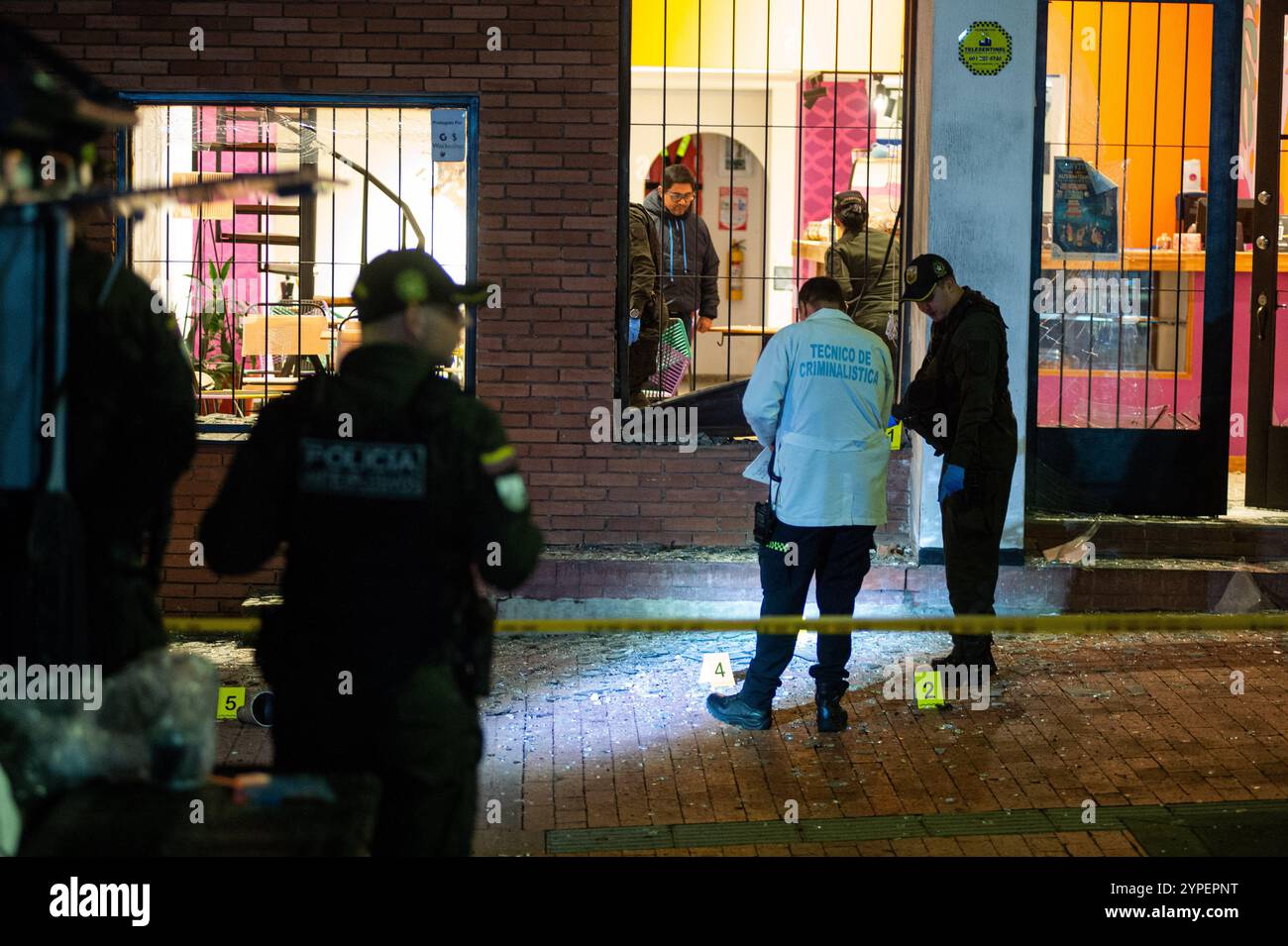Bogota, Colombie. 20 novembre 2024. La police colombienne criminaliste et anti-bombe révise l'explosion d'une bombe près de l'Institut pénitentiaire colombien (INPEC) le 20 novembre 2024 à Bogota, en Colombie. Photo par : Sebastian Barros/long Visual Press crédit : long Visual Press/Alamy Live News Banque D'Images