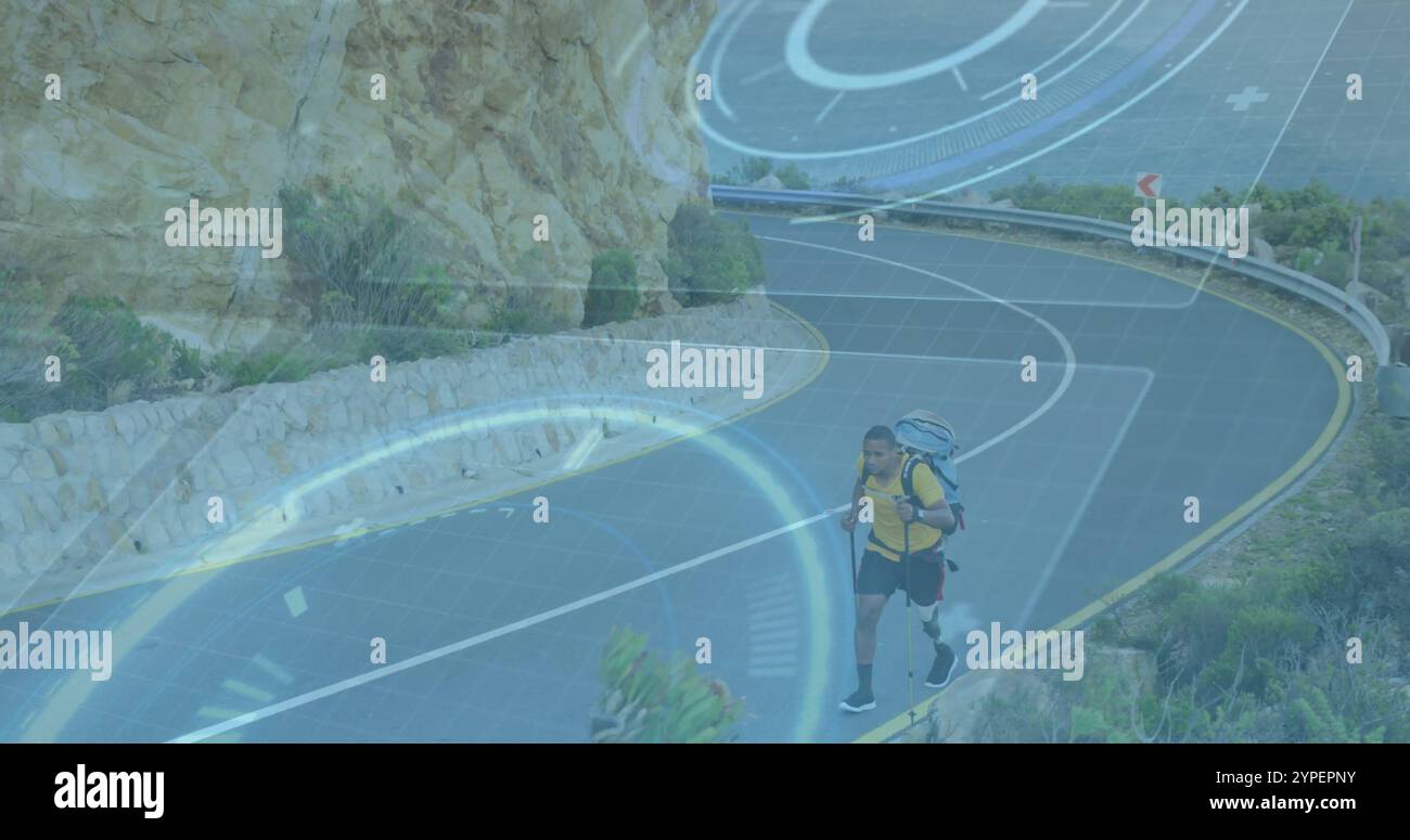 Randonneur avec des bâtons de trekking sur la route de montagne avec image de données futuriste sur Banque D'Images