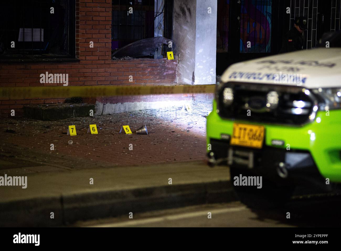 Bogota, Colombie. 20 novembre 2024. La police colombienne criminaliste et anti-bombe révise l'explosion d'une bombe près de l'Institut pénitentiaire colombien (INPEC) le 20 novembre 2024 à Bogota, en Colombie. Photo par : Sebastian Barros/long Visual Press crédit : long Visual Press/Alamy Live News Banque D'Images
