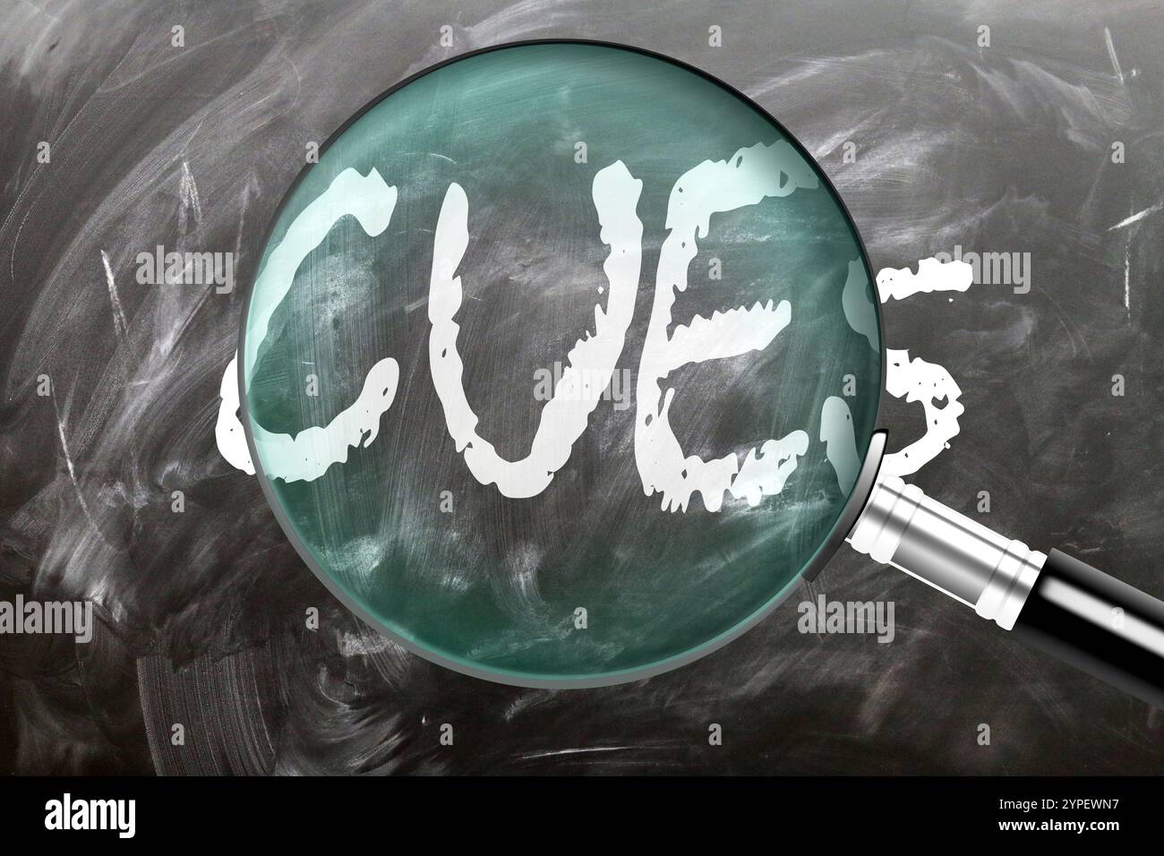 Indices - apprendre, étudier et inspecter. Examinez de plus près les indices. Une loupe agrandissant le mot « Cues » écrit sur un tableau noir Banque D'Images