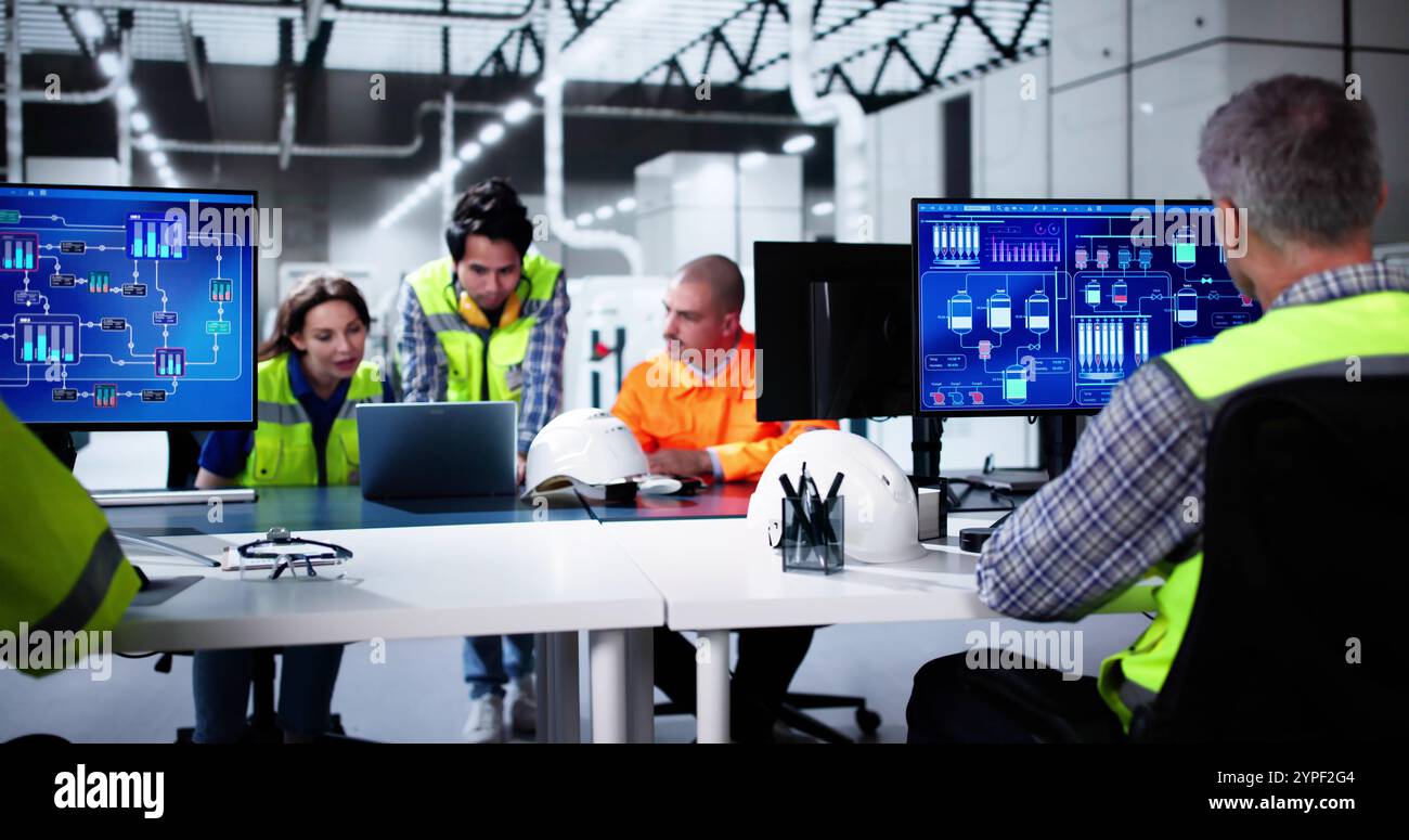 Automatisation de l'usine à l'aide du système SCADA. Travailleurs divers utilisant des ordinateurs de contrôle Banque D'Images Automatisation de l'usine à l'aide du système SCADA. Travailleurs divers utilisant des ordinateurs de contrôle Banque D'Images