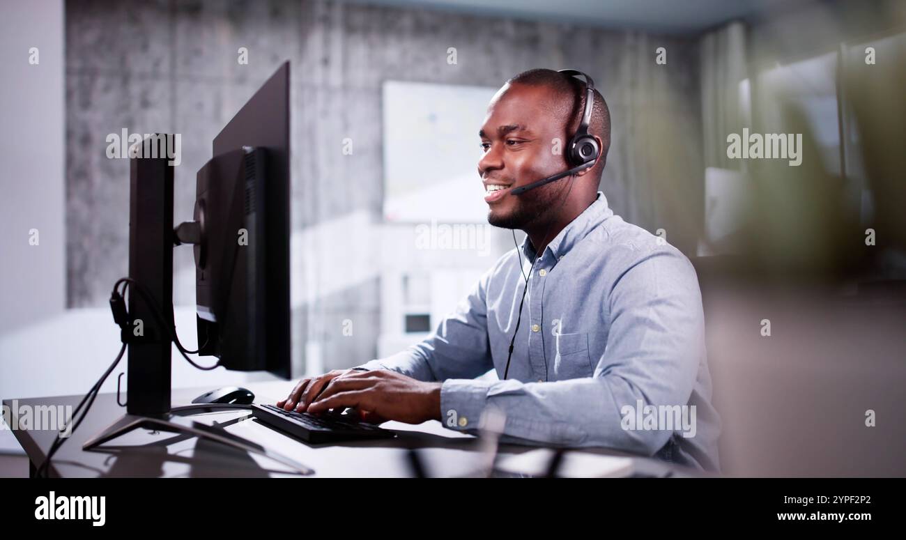 Agent de service d'assistance à la clientèle en ligne avec micro-casque/oreillette Banque D'Images