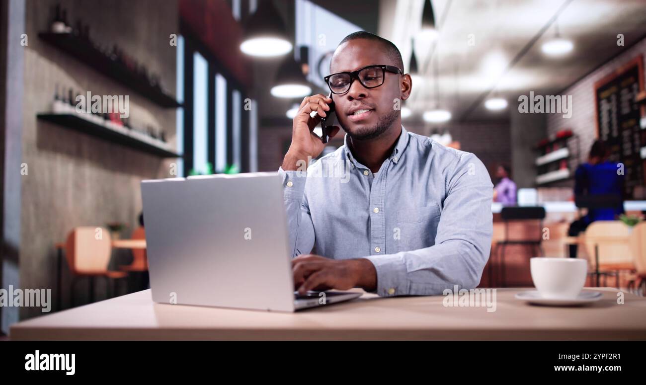 Homme d'affaires ayant l'appel virtuel avec le client dans le café-restaurant Banque D'Images