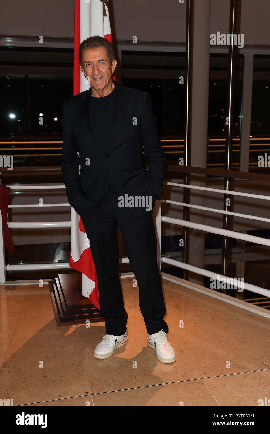 Monaco, Monaco. 29 novembre 2024. Arrivée d'Ezio Greggio au gala yacht club monaco lors du 21ème Festival de Comédie de Monte-Carlo 29 nov. 2024 crédit : Media Pictures/Alamy Live News Banque D'Images