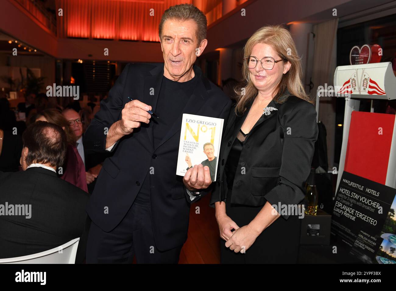 Monaco, Monaco. 29 novembre 2024. Arrivée d'Ezio Greggio au gala yacht club monaco lors du 21ème Festival de Comédie de Monte-Carlo 29 nov. 2024 crédit : Media Pictures/Alamy Live News Banque D'Images