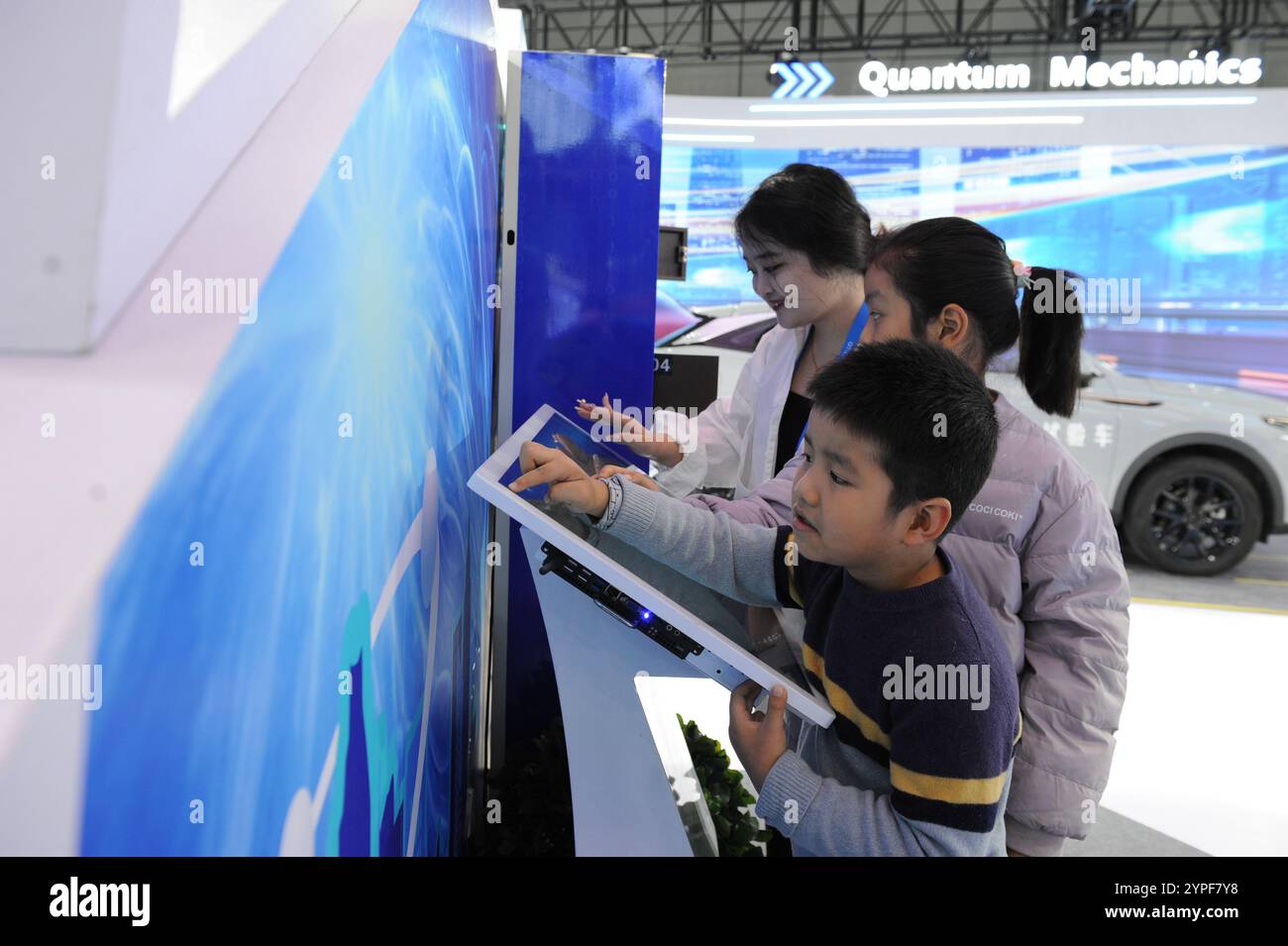HEFEI, CHINE - 30 NOVEMBRE 2024 - les visiteurs ont une expérience de boîte à aveugle quantique à la conférence Quantum Technology and Industry 2024 à Hefei, Anhui Banque D'Images