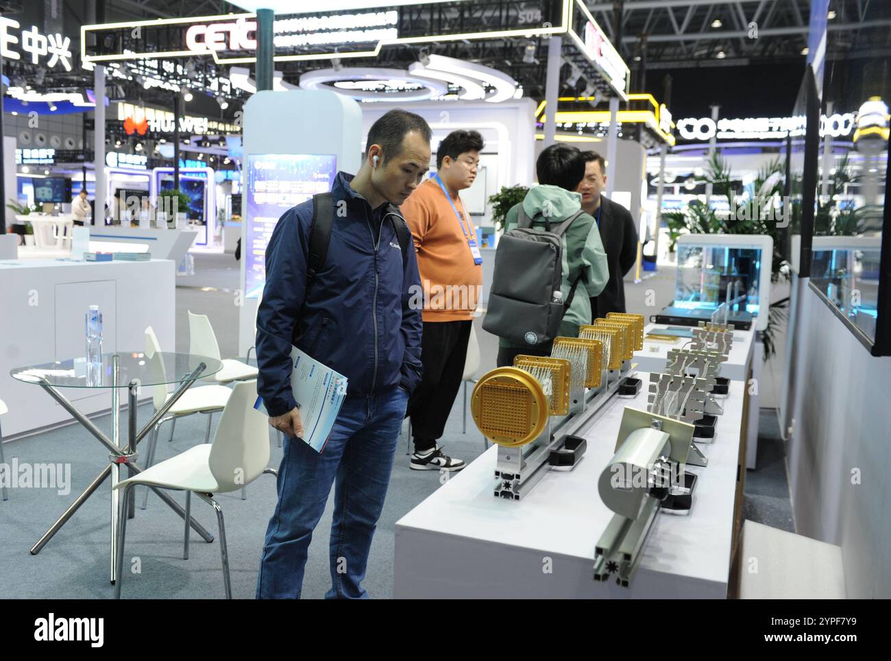 HEFEI, CHINE - 30 NOVEMBRE 2024 - les visiteurs en apprennent plus sur les modules d'interconnexion de l'informatique quantique lors de la conférence sur la technologie quantique et l'industrie 2024 Banque D'Images