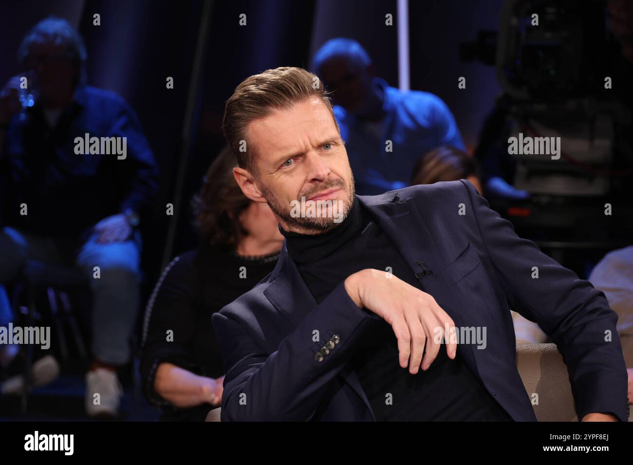 Kabarettiste Florian Schroeder zu Gast in der NDR Talk Show, Fototermin am 29.11.2024 im Fernsehstudio Hamburg Lokstedt vor der Sendung im 3. Programm des NDR Fernsehen *** artiste de cabaret Florian Schroeder comme invité sur le NDR Talk Show, séance photo le 29 11 2024 dans le studio de télévision de Hambourg Lokstedt avant la diffusion sur le programme 3 de NDR Television Banque D'Images