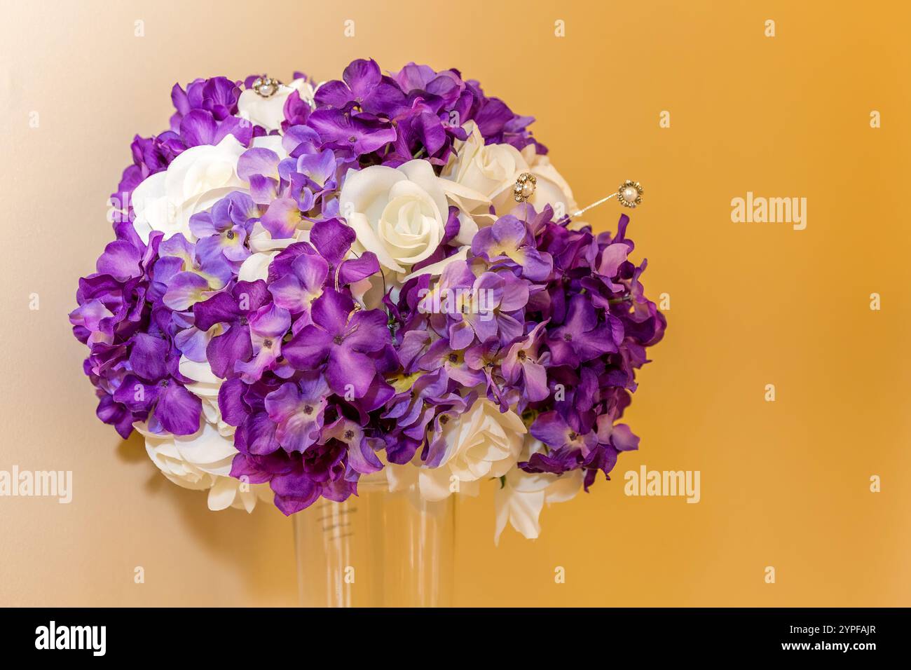 Élégantes fleurs de mariée en textile violet et blanc pour les mariages et les décorations Banque D'Images Élégantes fleurs de mariée en textile violet et blanc pour les mariages et les décorations Banque D'Images