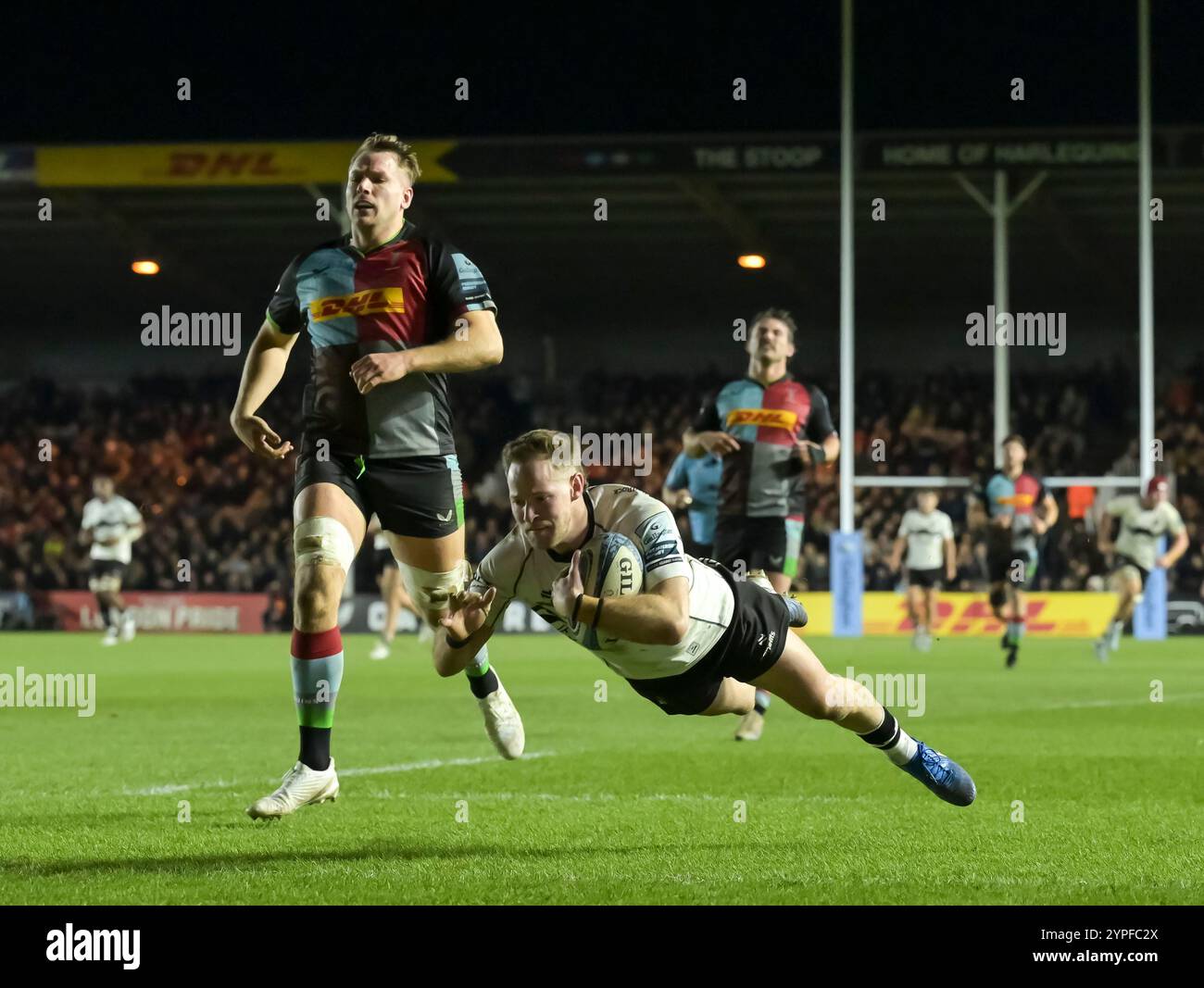 Kieran Marmion des Bristol Bears marque le troisième essai lors du Gallagher Premiership Rugby match entre Harlequins et Bristol Bears au Stoop le 29 novembre 2024 à Londres, en Angleterre. Crédit : Gary Mitchell, GMP Media/Alamy Live News Banque D'Images