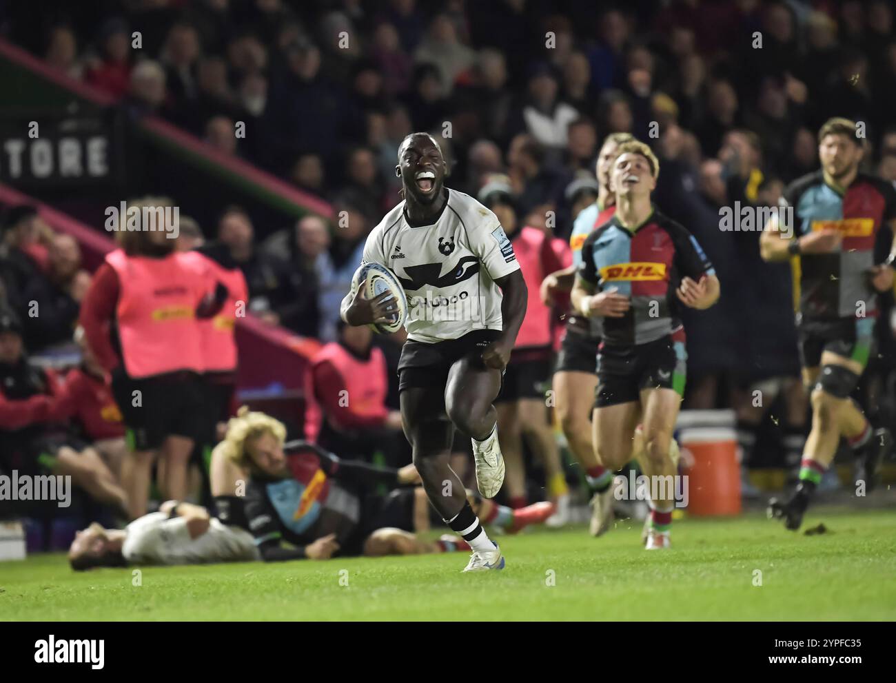 Gabriel Ibitoye des Bristol Bears se libère avec le ballon lors du Gallagher Premiership Rugby match entre Harlequins et Bristol Bears au Stoop le 29 novembre 2024 à Londres, en Angleterre. Crédit : Gary Mitchell, GMP Media/Alamy Live News Banque D'Images