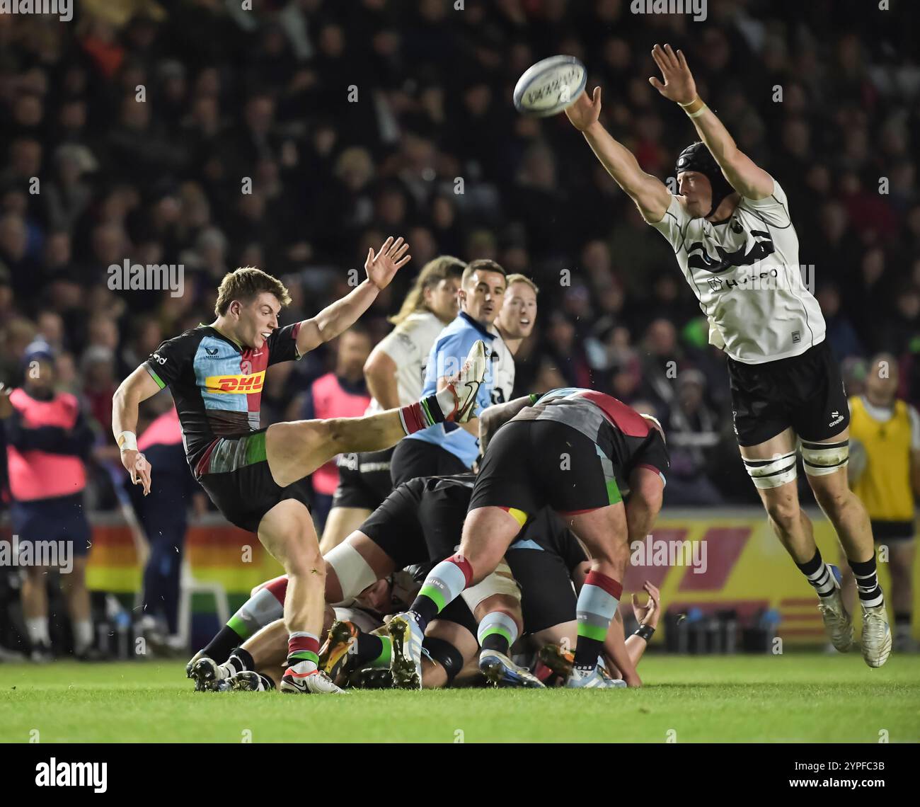 . Will porter of Harlequins lance le ballon sur le terrain lors du Gallagher Premiership Rugby match entre les Harlequins et les Bristol Bears au Stoop le 29 novembre 2024 à Londres, en Angleterre. Crédit : Gary Mitchell, GMP Media/Alamy Live News Banque D'Images