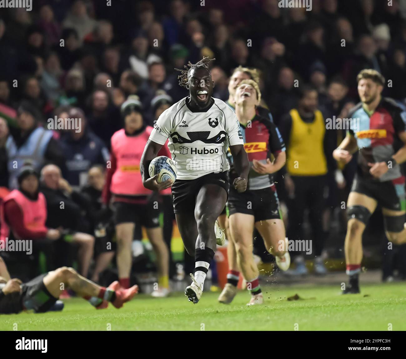Gabriel Ibitoye des Bristol Bears se libère avec le ballon lors du Gallagher Premiership Rugby match entre Harlequins et Bristol Bears au Stoop le 29 novembre 2024 à Londres, en Angleterre. Crédit : Gary Mitchell, GMP Media/Alamy Live News Banque D'Images
