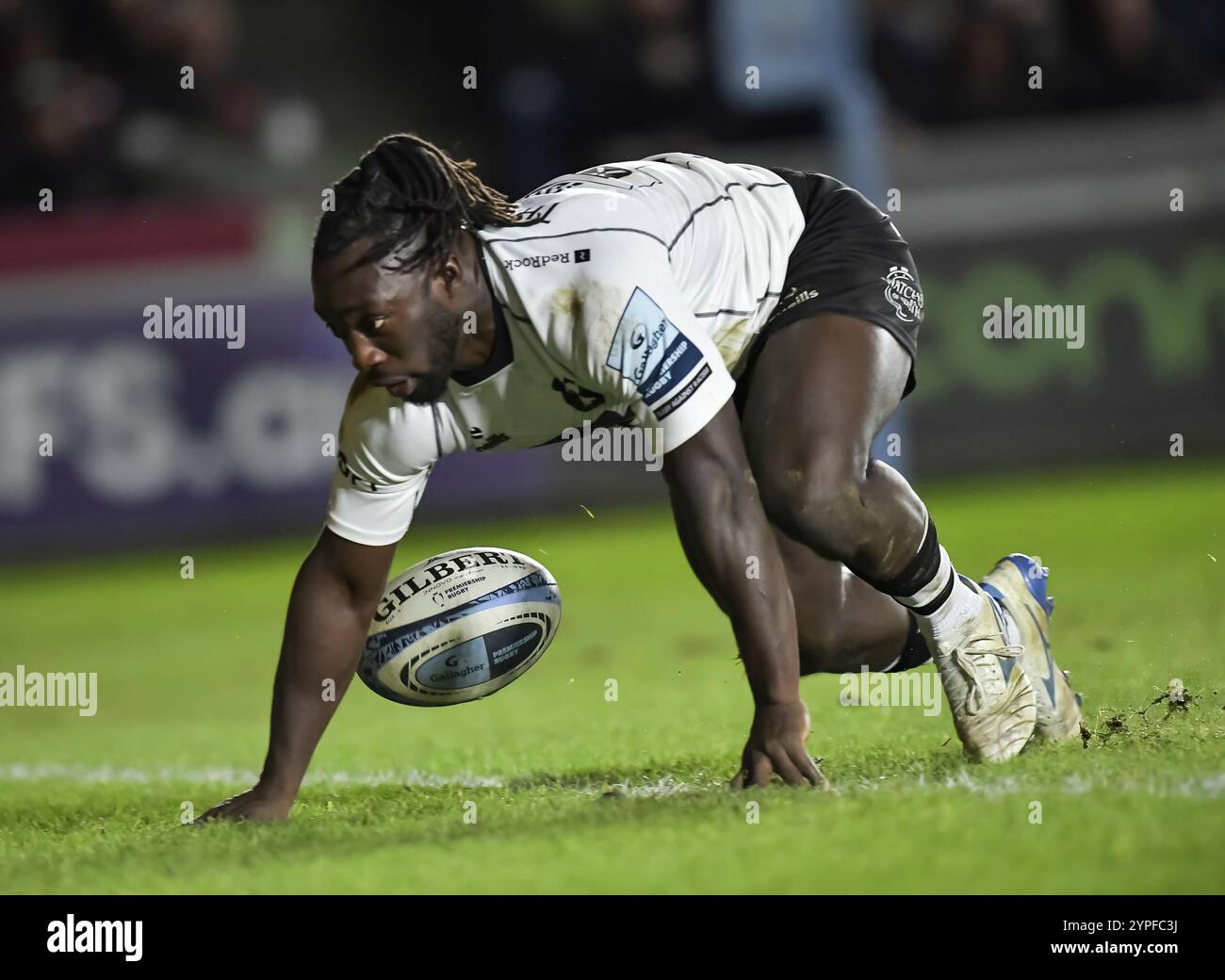 Gabriel Ibitoye des Bristol Bears marque un essai lors du Gallagher Premiership Rugby match entre les Harlequins et les Bristol Bears au Stoop le 29 novembre 2024 à Londres, en Angleterre. Crédit : Gary Mitchell, GMP Media/Alamy Live News Banque D'Images