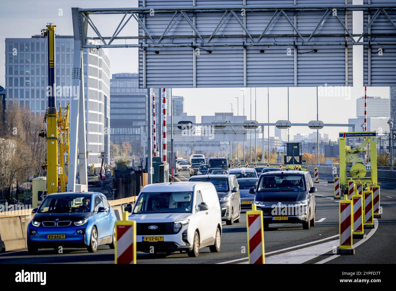 AMSTERDAM - trafic automobile sur l'A10 . La route de liaison A10 Zuid est fermée pour travaux, provoquant des embouteillages sur d'autres routes autour d'Amsterdam. C’est le premier week-end d’un total de trois week-ends que la route sera fermée pour la reconstruction de la jonction de Nieuwe Meer. ANP ROBIN UTRECHT netherlands Out - belgique Out Credit : ANP/Alamy Live News Banque D'Images