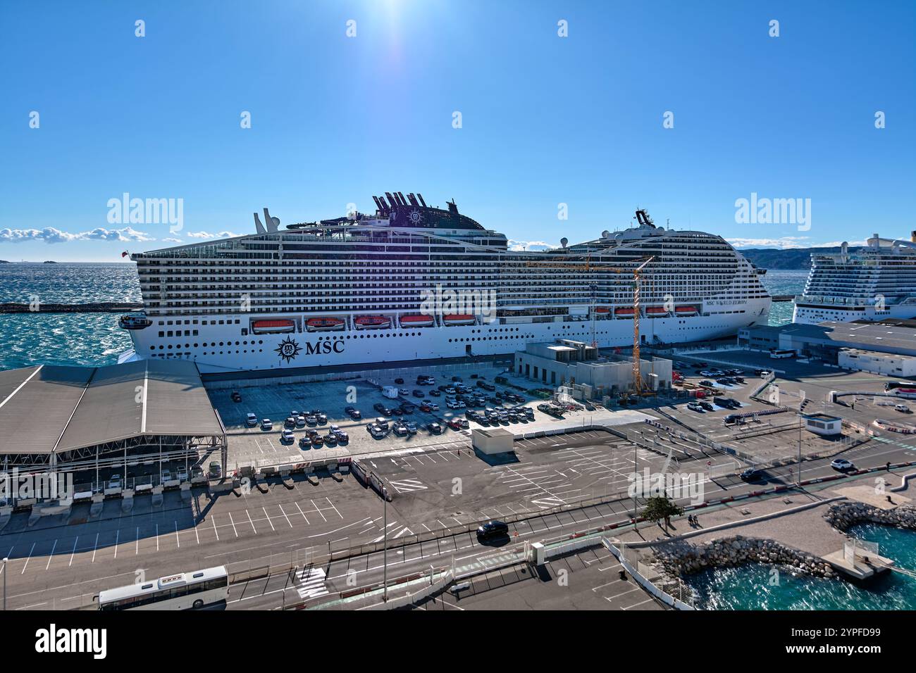 Marseille. France - 30 novembre 2024 : de grands bateaux de croisière accostent au port par une journée ensoleillée, offrant une expérience de vacances luxueuse Banque D'Images