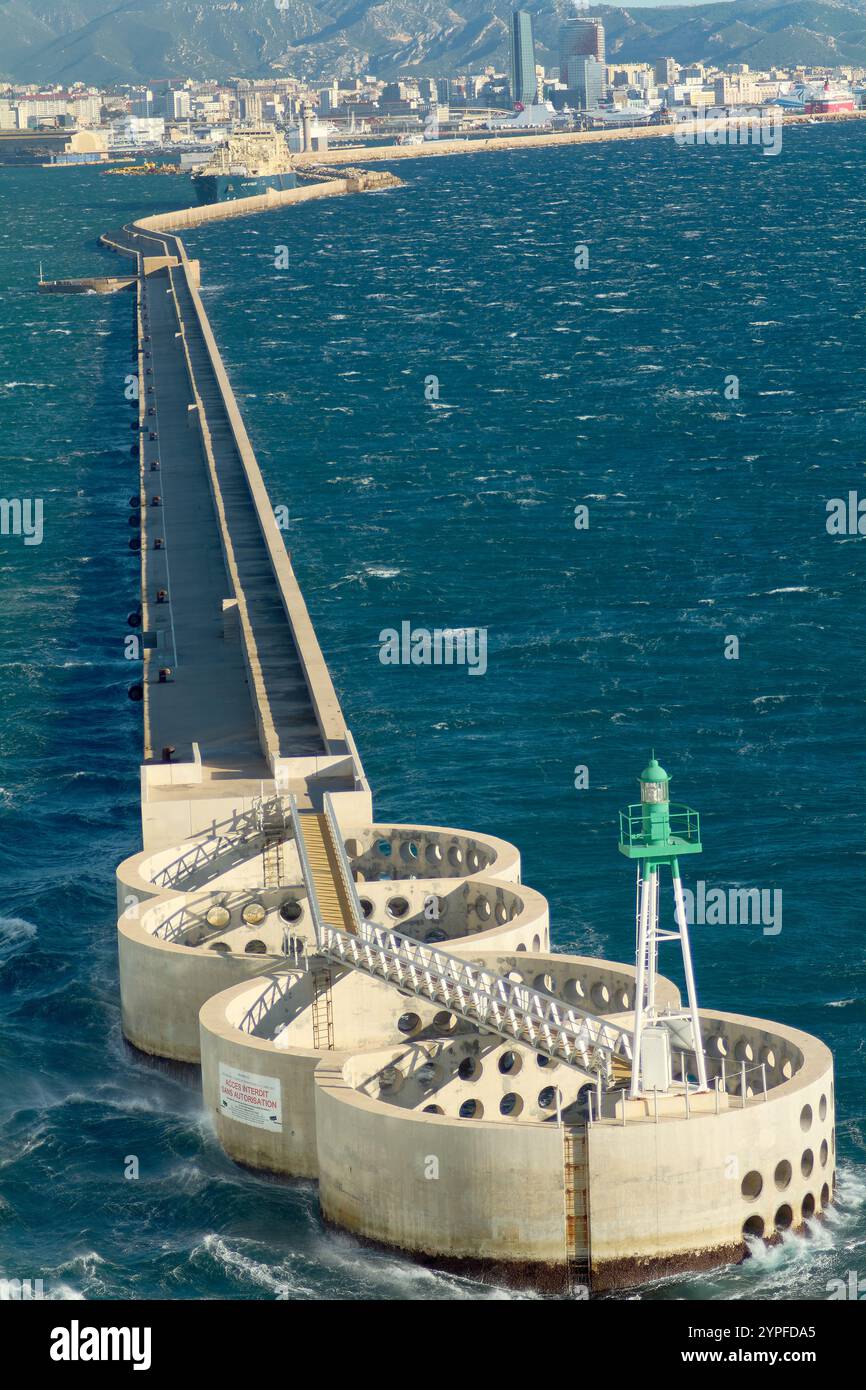 Marseille. France - 30 novembre 2024 : vue aérienne du long brise-lames et de son phare protégeant l'entrée du port de marseille, france Banque D'Images