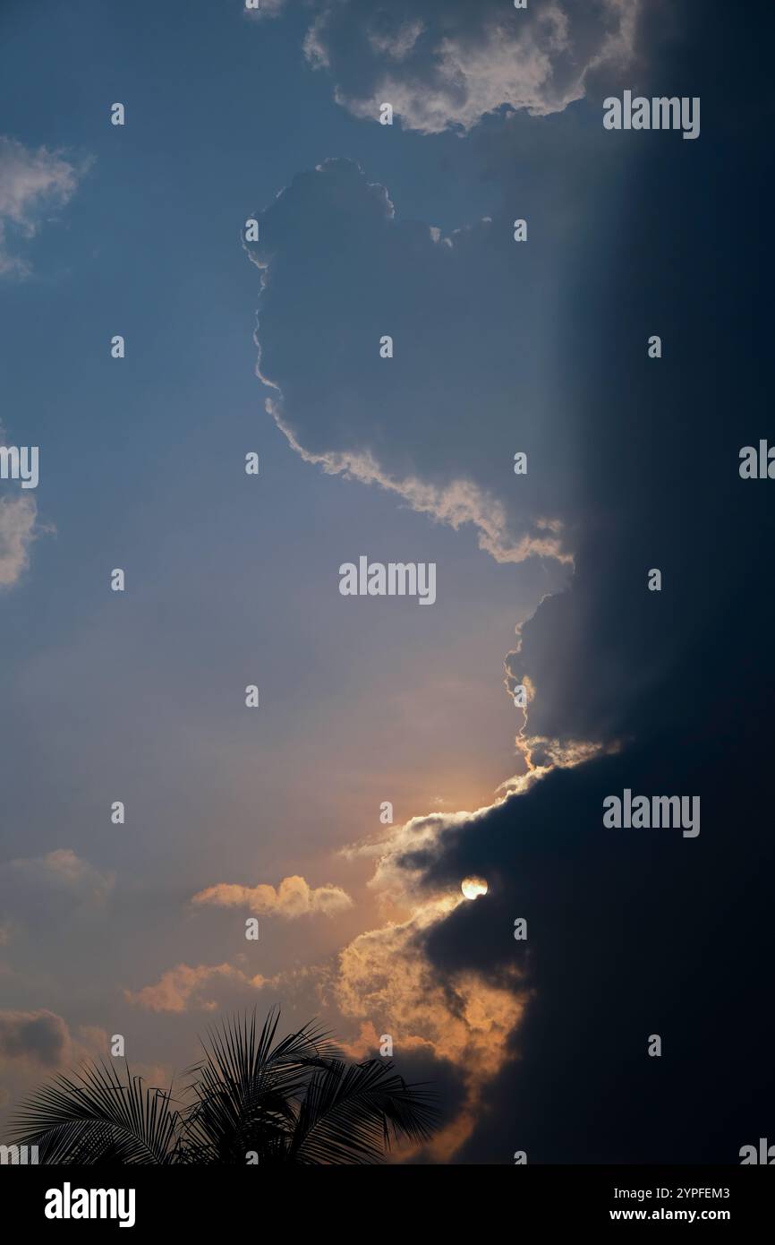 La beauté du soleil brille à travers les nuages. Banque D'Images