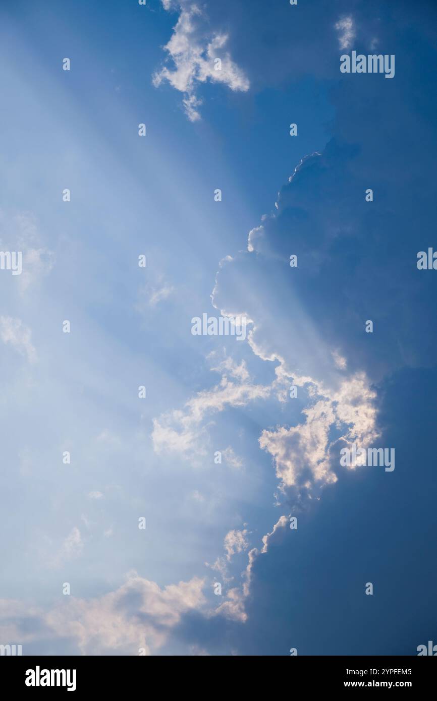 La beauté du soleil brille à travers les nuages. Banque D'Images