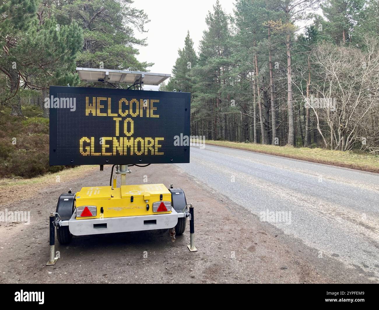 Un panneau routier mobile indiquant 'Bienmore' à côté d'une route de campagne, en Écosse Banque D'Images